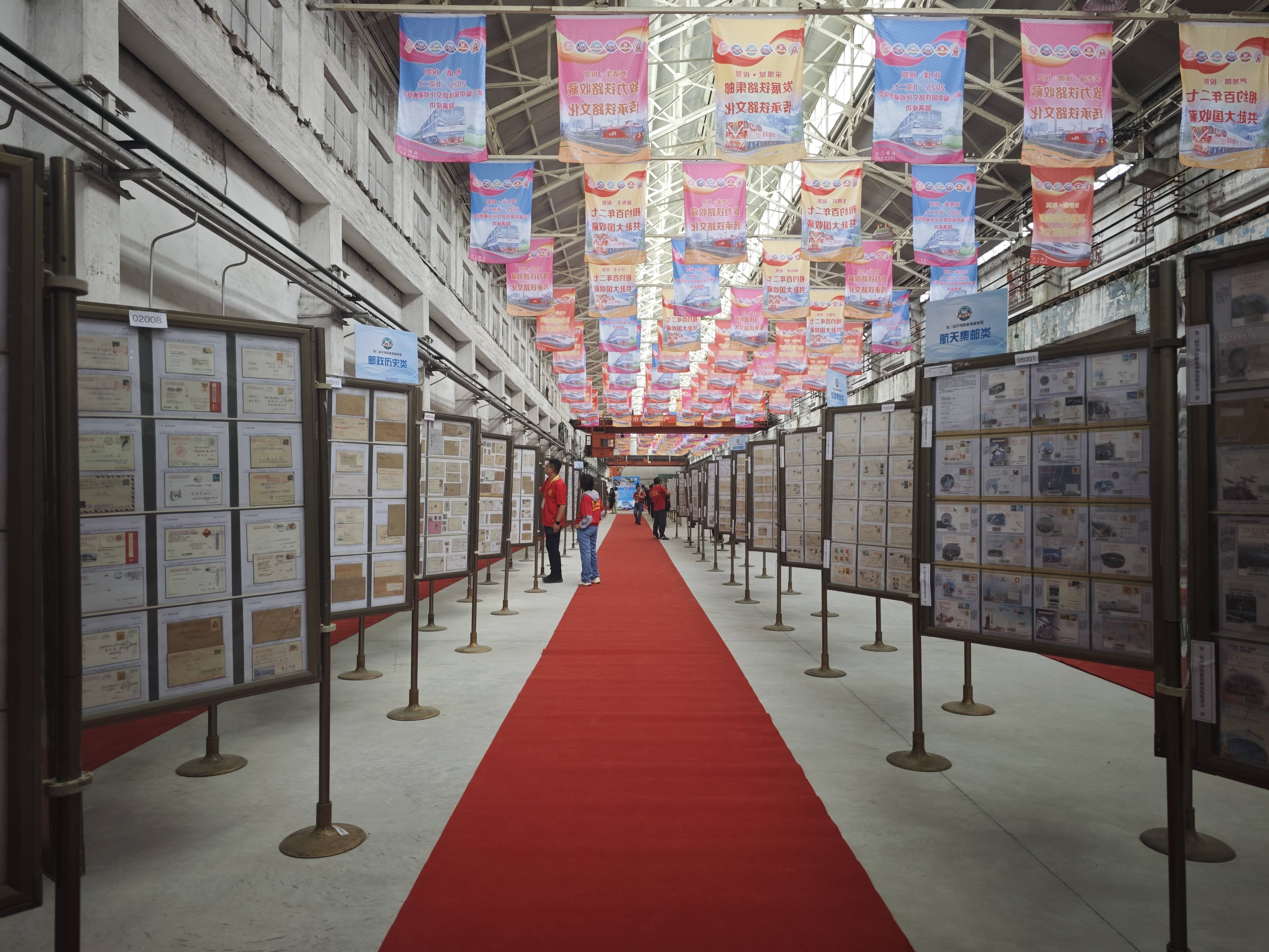 铁路集邮展区域。 人民网记者 王天乐摄