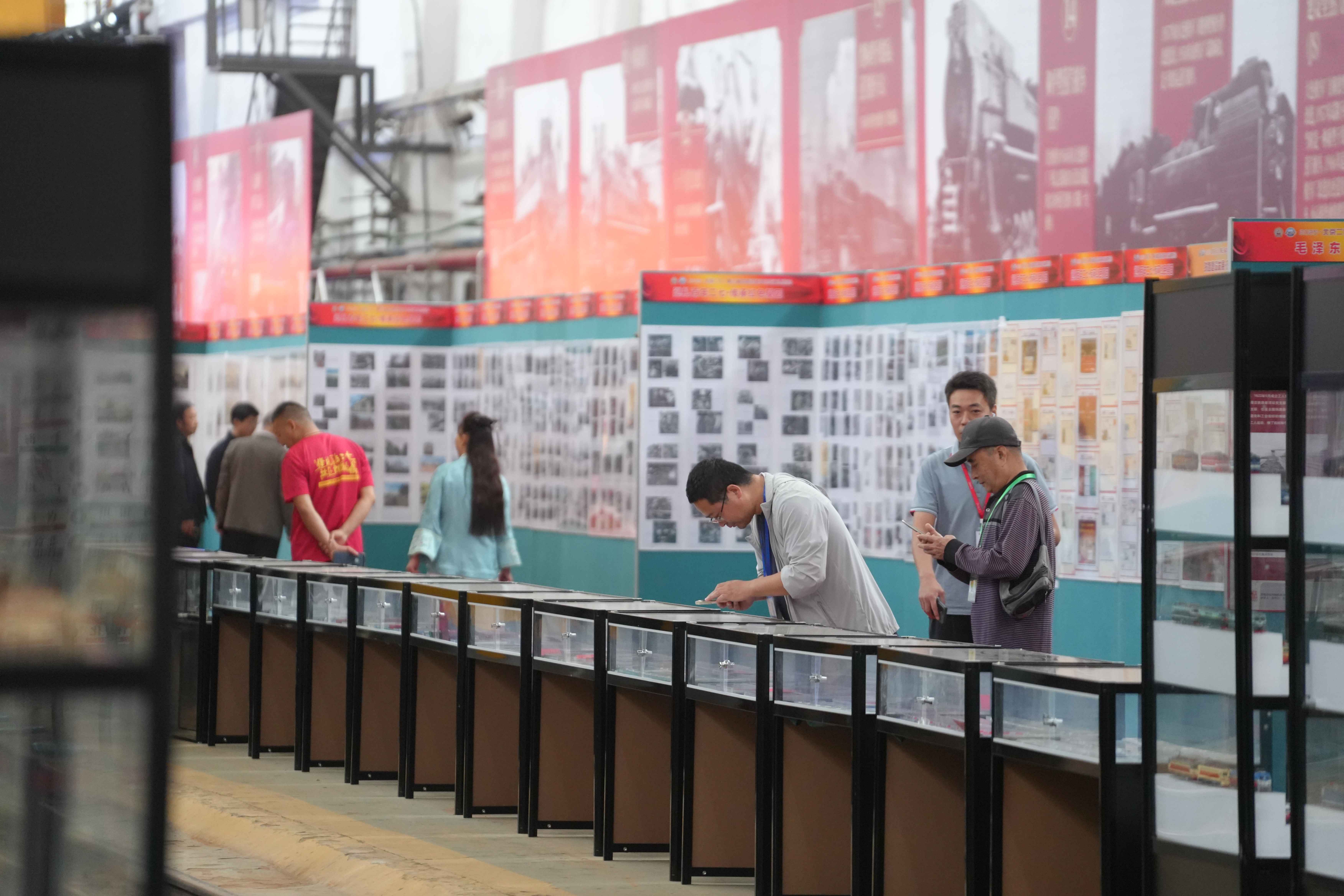 参观者正在参观展品。人民网记者 王天乐摄