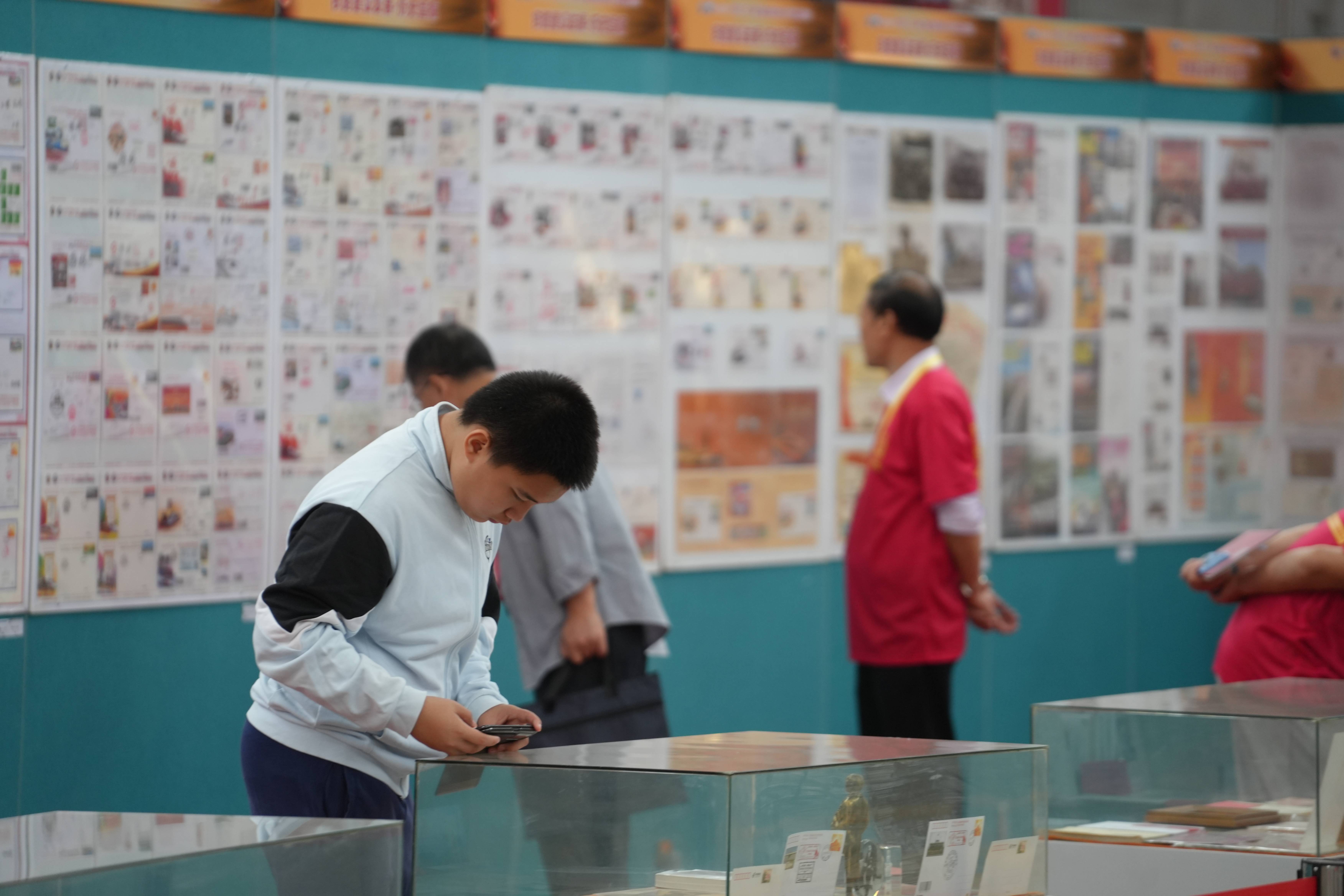 小火车迷正在拍照留念。人民网记者 王天乐摄