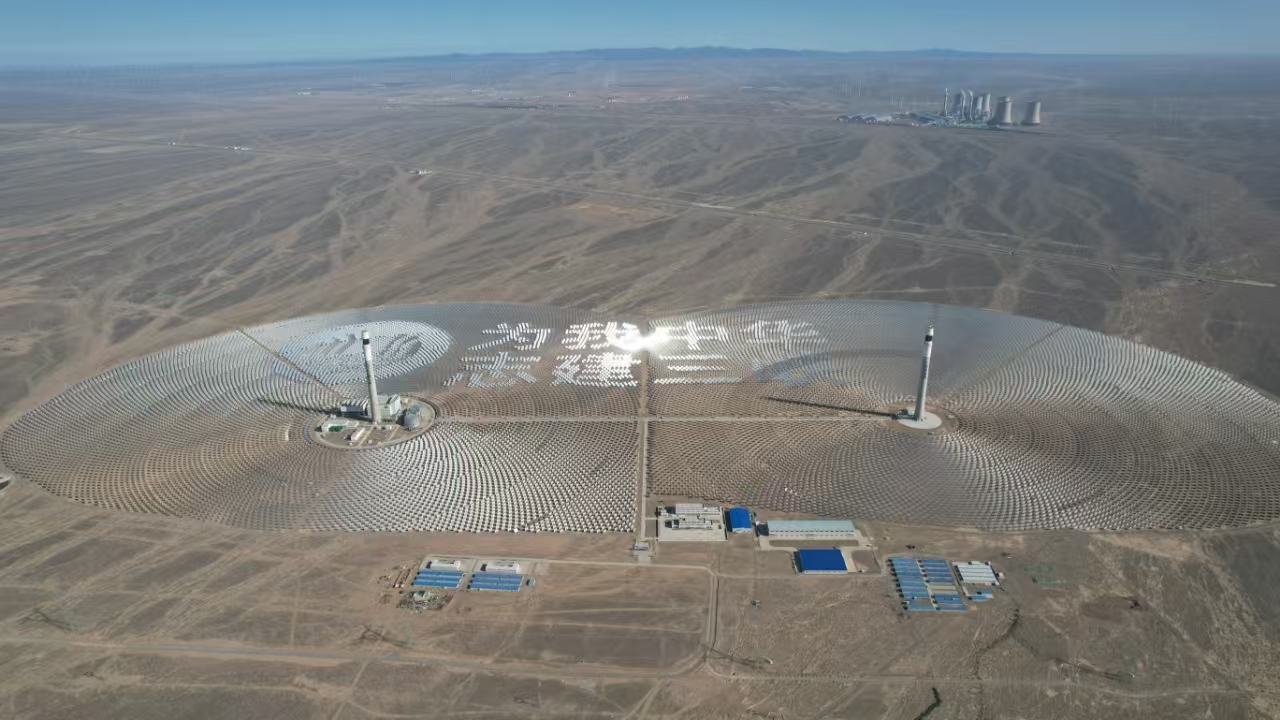 三峽恆基能脈瓜州70萬千瓦“光熱儲能+”項目光熱儲能電站。受訪者供圖