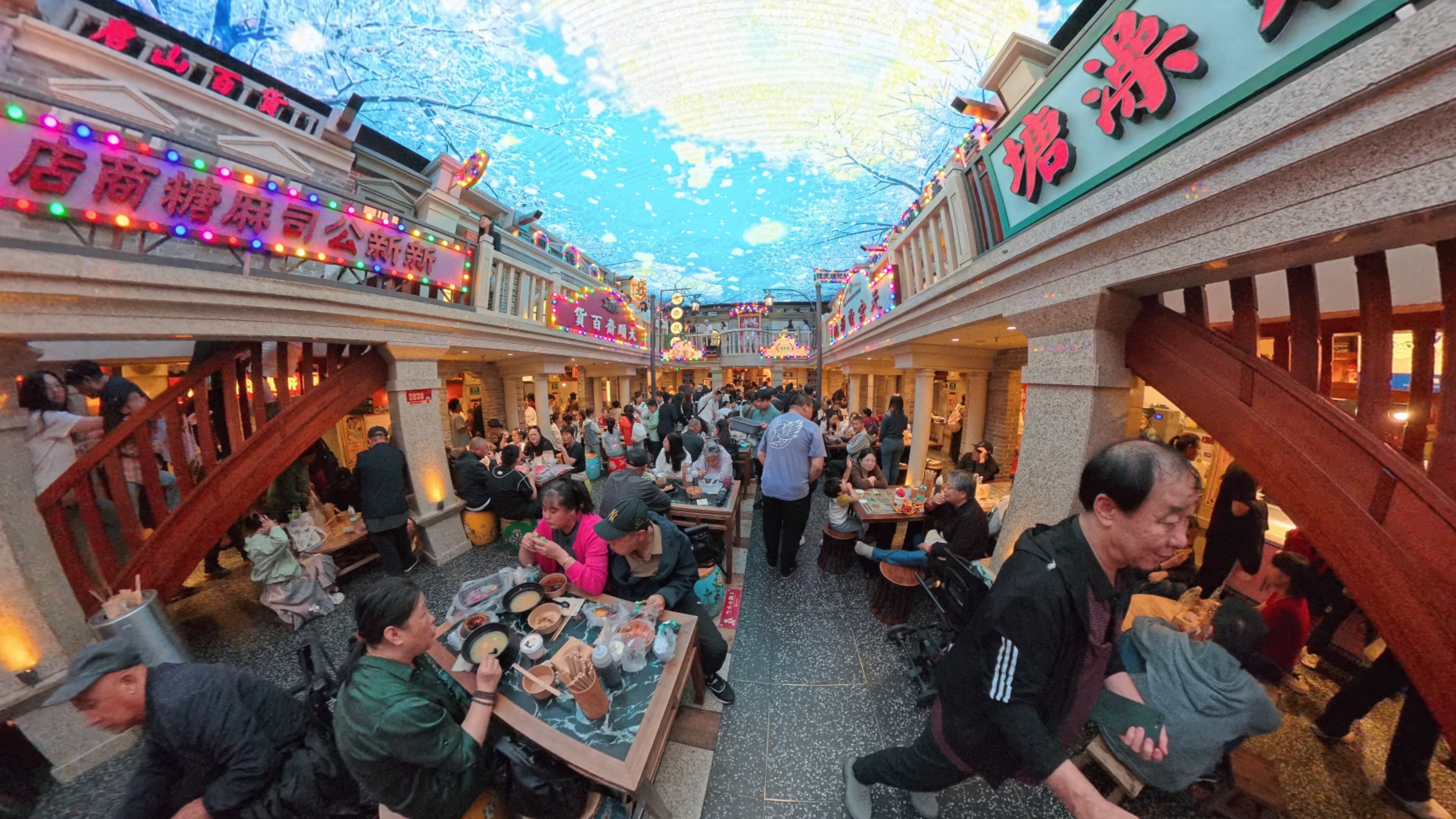 在仿古特色装修的“街区里”,游客们正在品尝美食。人民网记者 王天乐摄