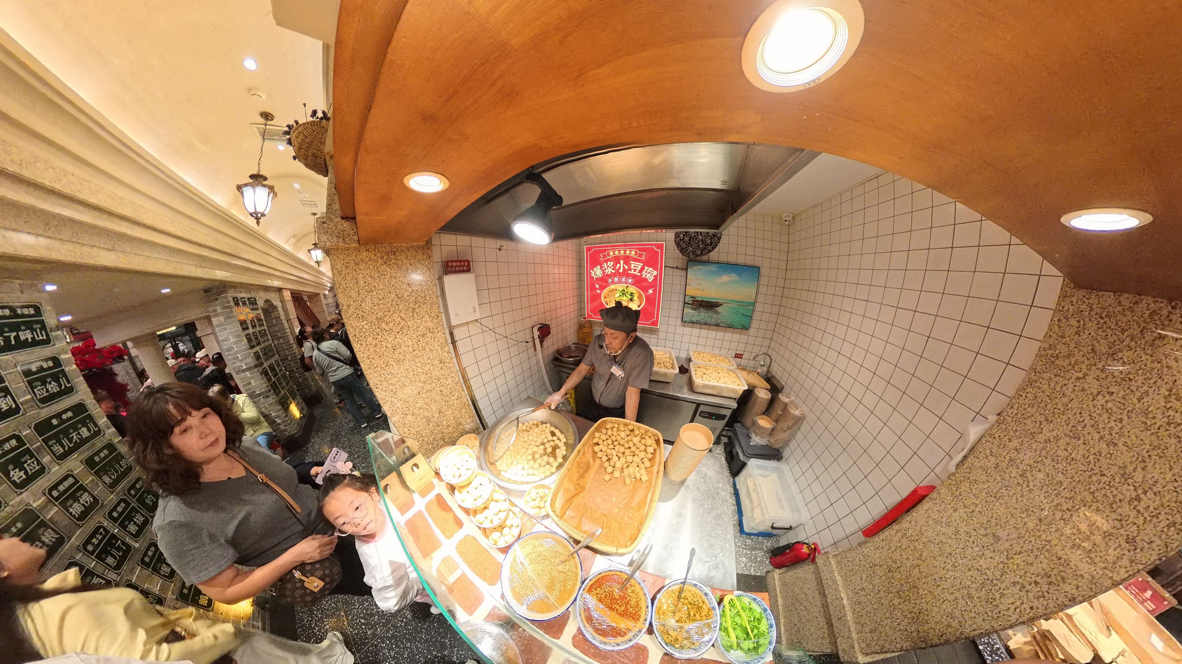 游客正在购买美食。人民网记者 王天乐摄