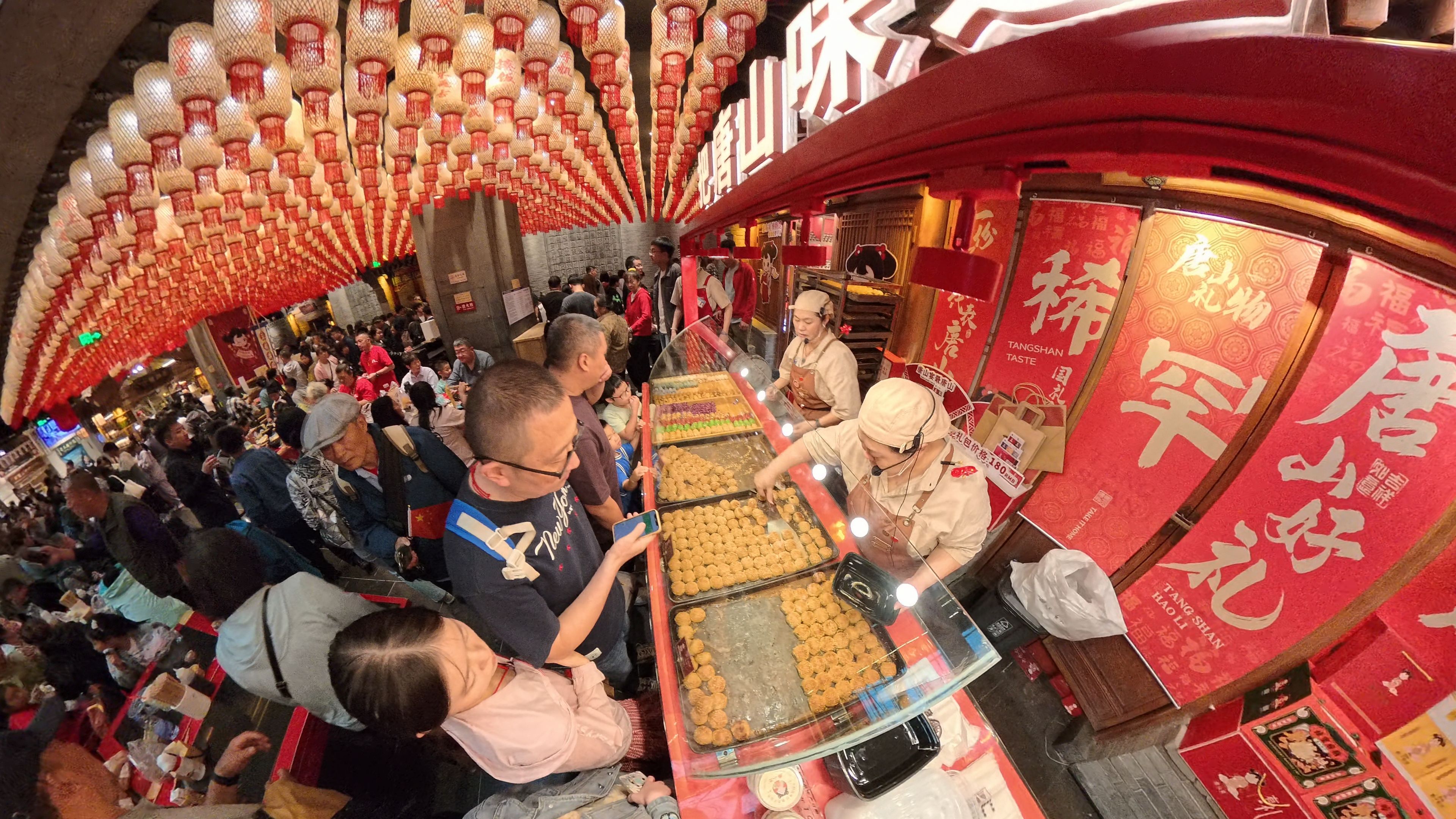 顾客在排队购买特色美食“棋子烧饼”。人民网记者 王天乐摄