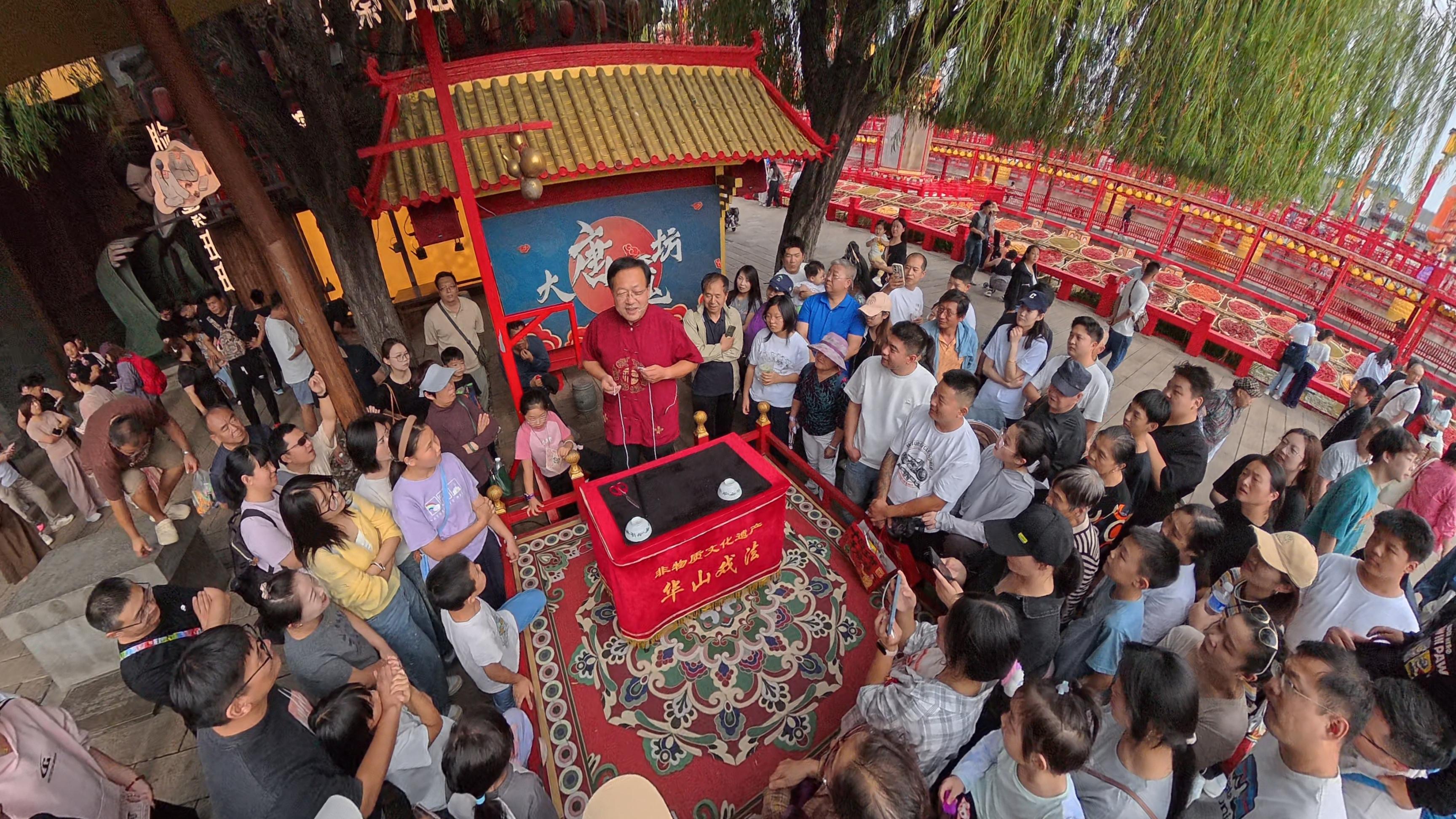 景区里魔术表演互动。人民网记者 王天乐摄