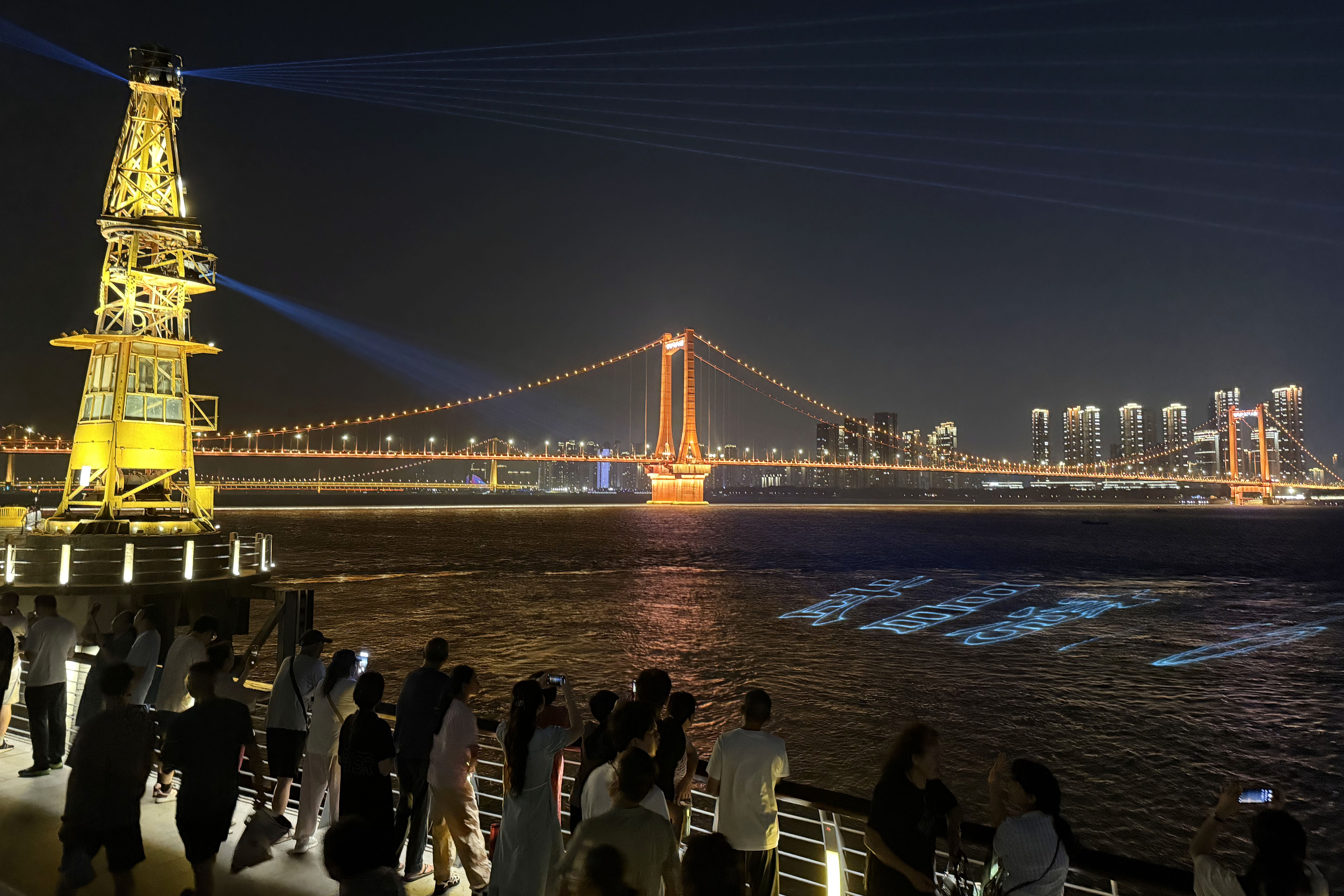 2025年10月6日晚,新开放的武汉武昌湾1956公园灯光璀璨、热闹非凡,大批市民游客来此欣赏夜景。人民网记者 张沛摄