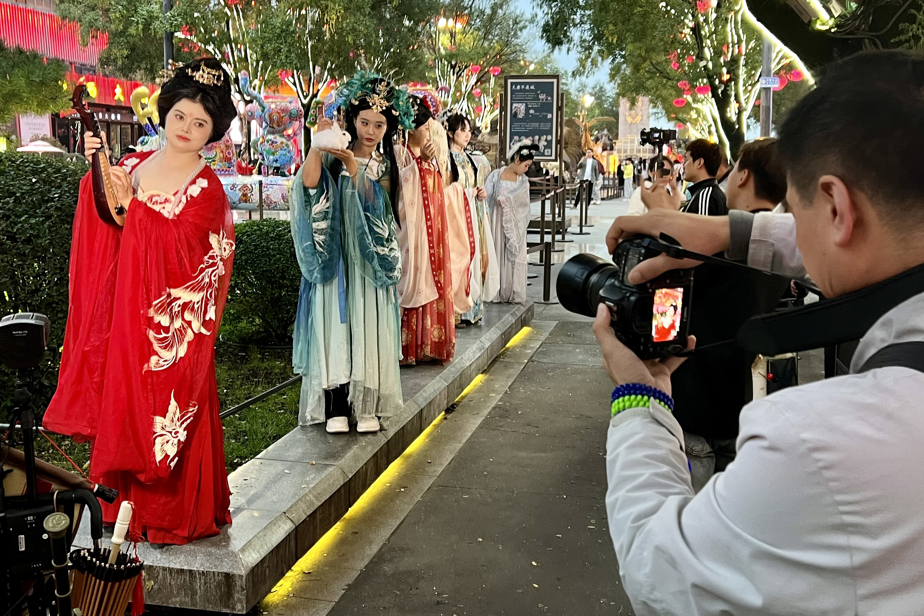 2025年10月7日,在陕西省西安市大唐不夜城街区,游客沉浸式体验唐装汉服拍摄。人民网记者 邹星摄