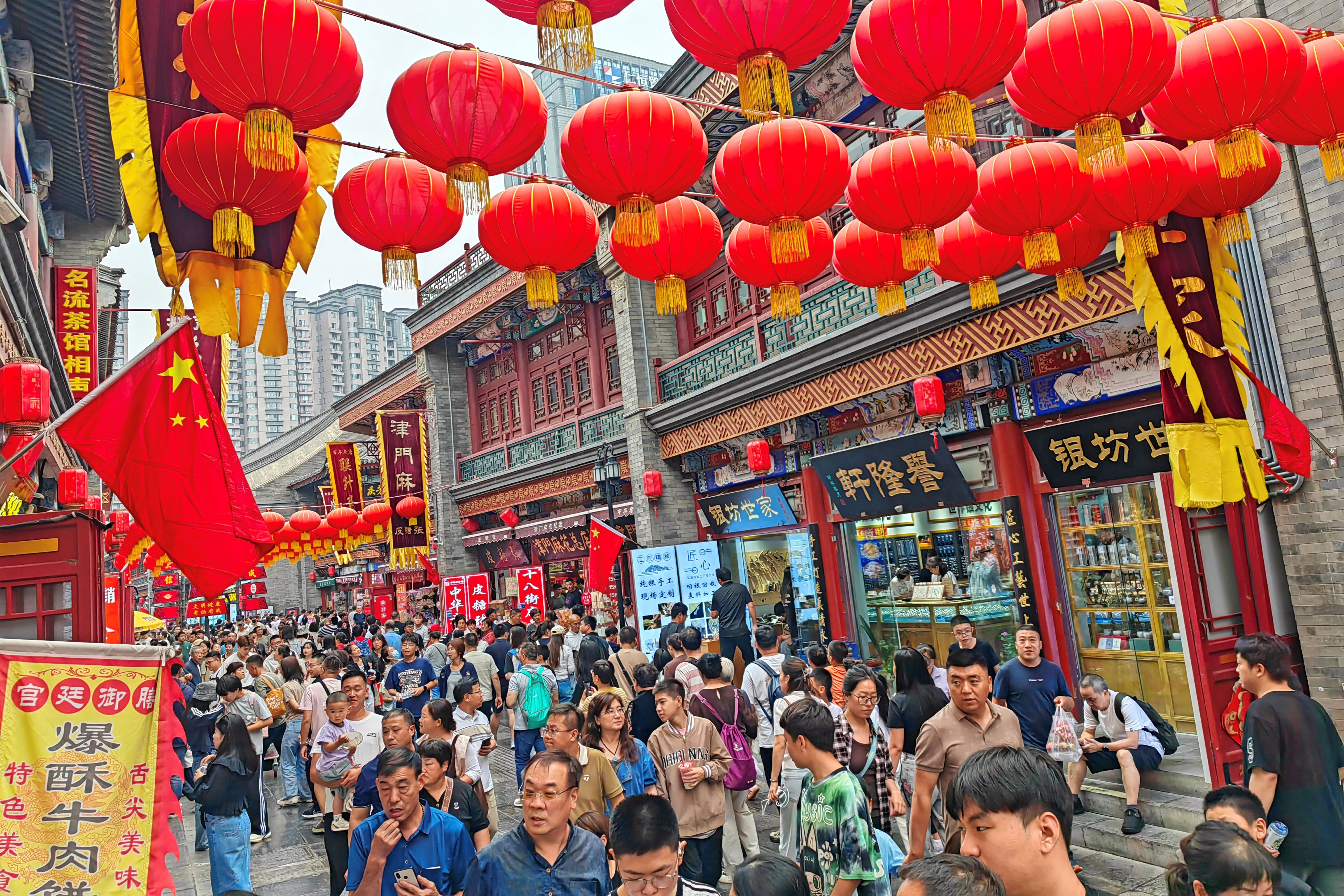 2025年10月4日,众多市民、游客在天津古文化街游览。人民网记者 崔新耀摄