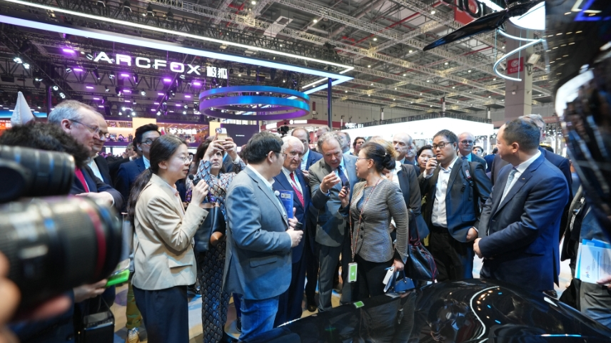 在2025上海車展上，外國嘉賓參觀國產新能源汽車。人民網記者 王天樂攝