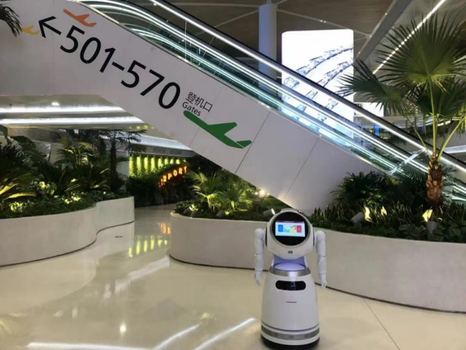 在深圳機場，人形機器人為旅客提供帶路引導等智能服務。人民網記者 焦磊攝