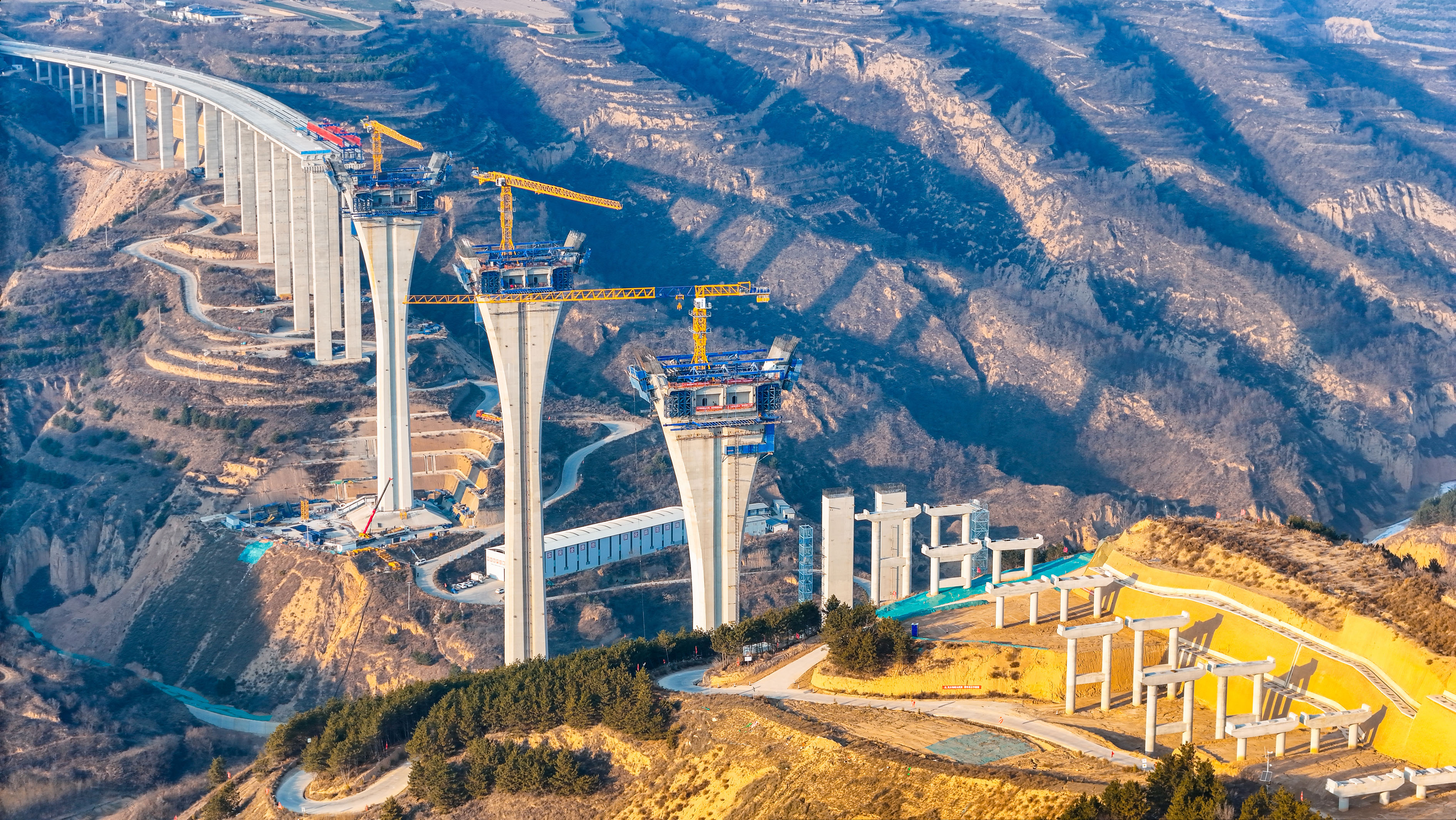 G244线甘肃庆阳过境段火巷沟特大桥建设进展顺利