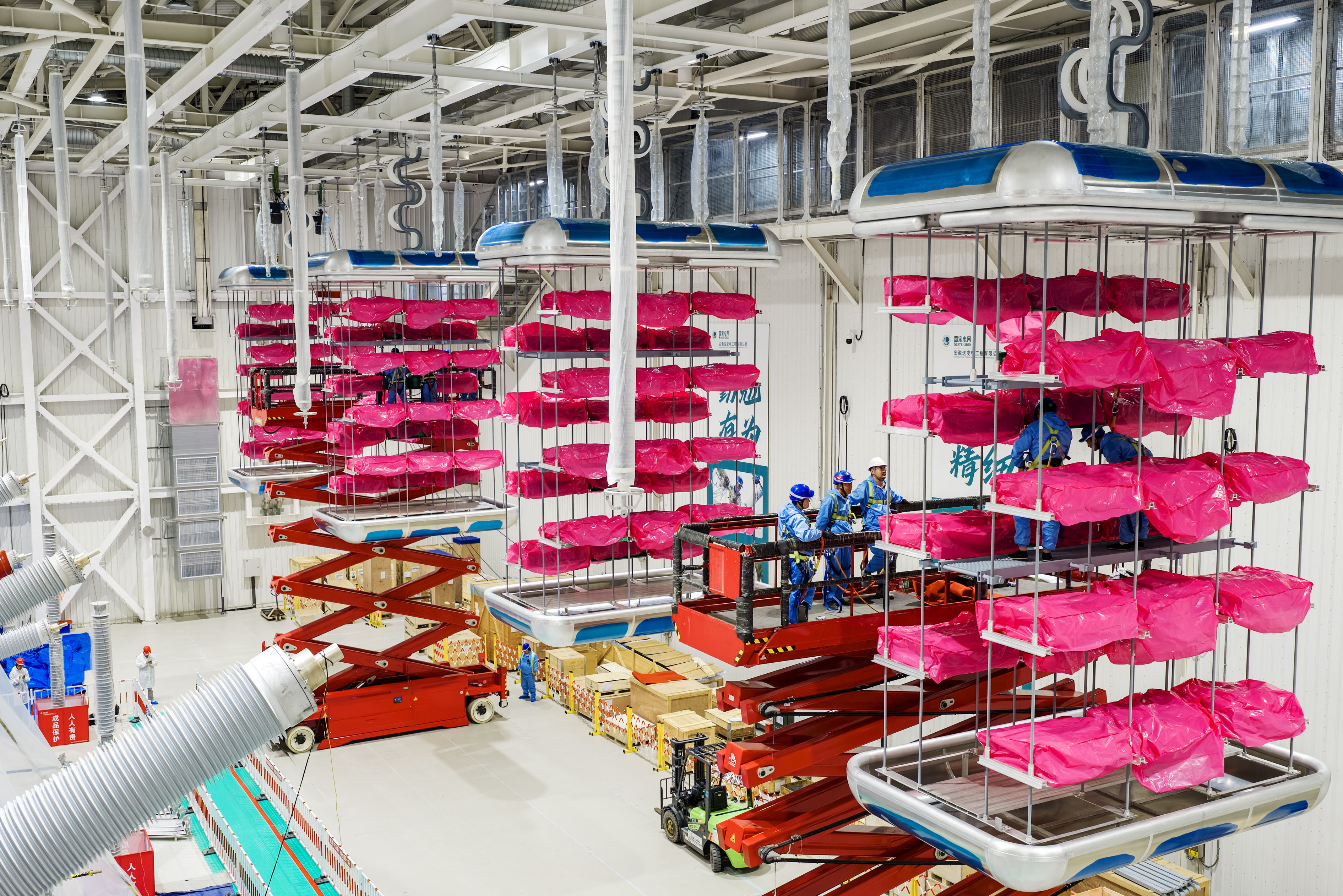 安徽合肥：“陕电入皖”合州换流站安装换流阀设备