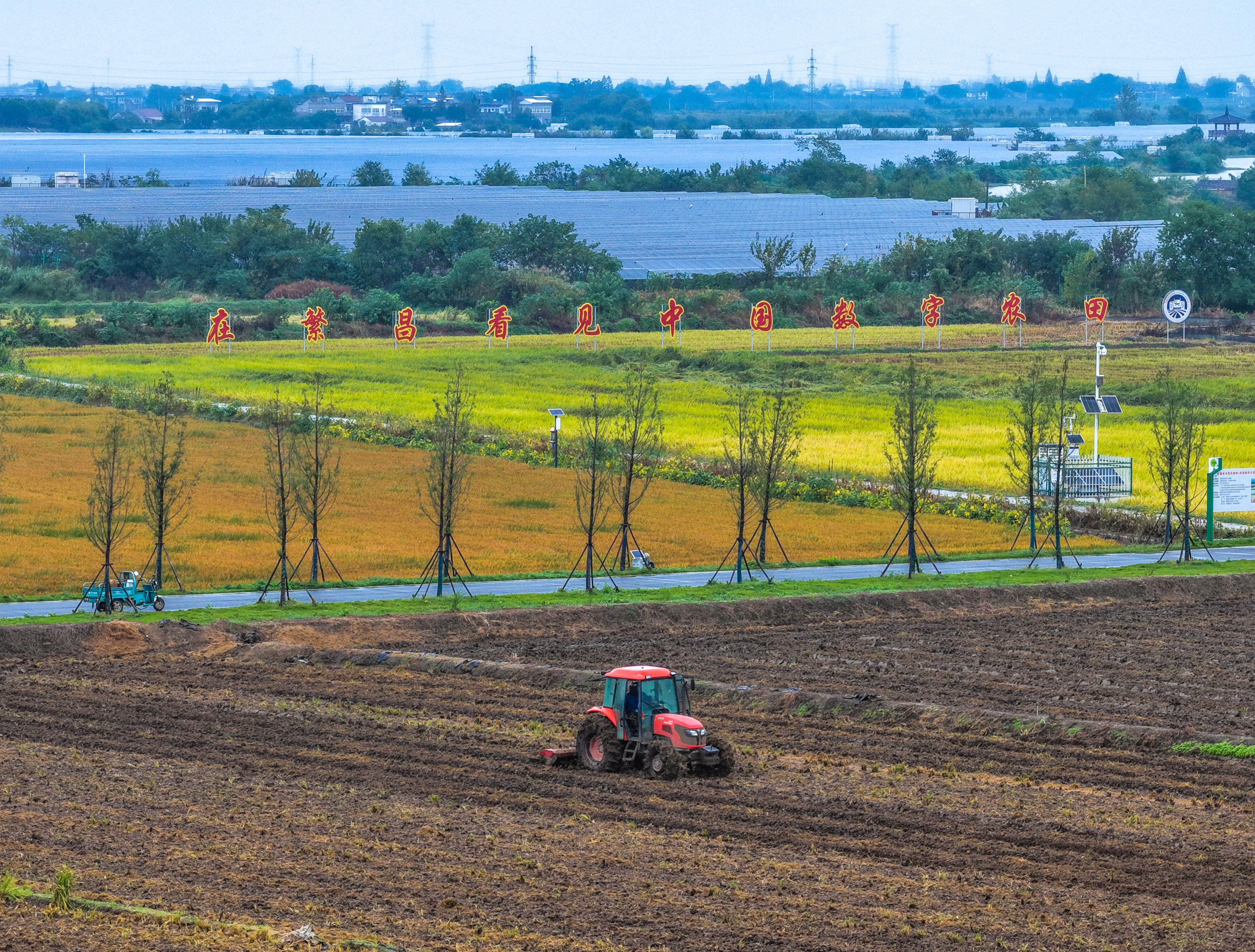 安徽芜湖：农机耕作忙