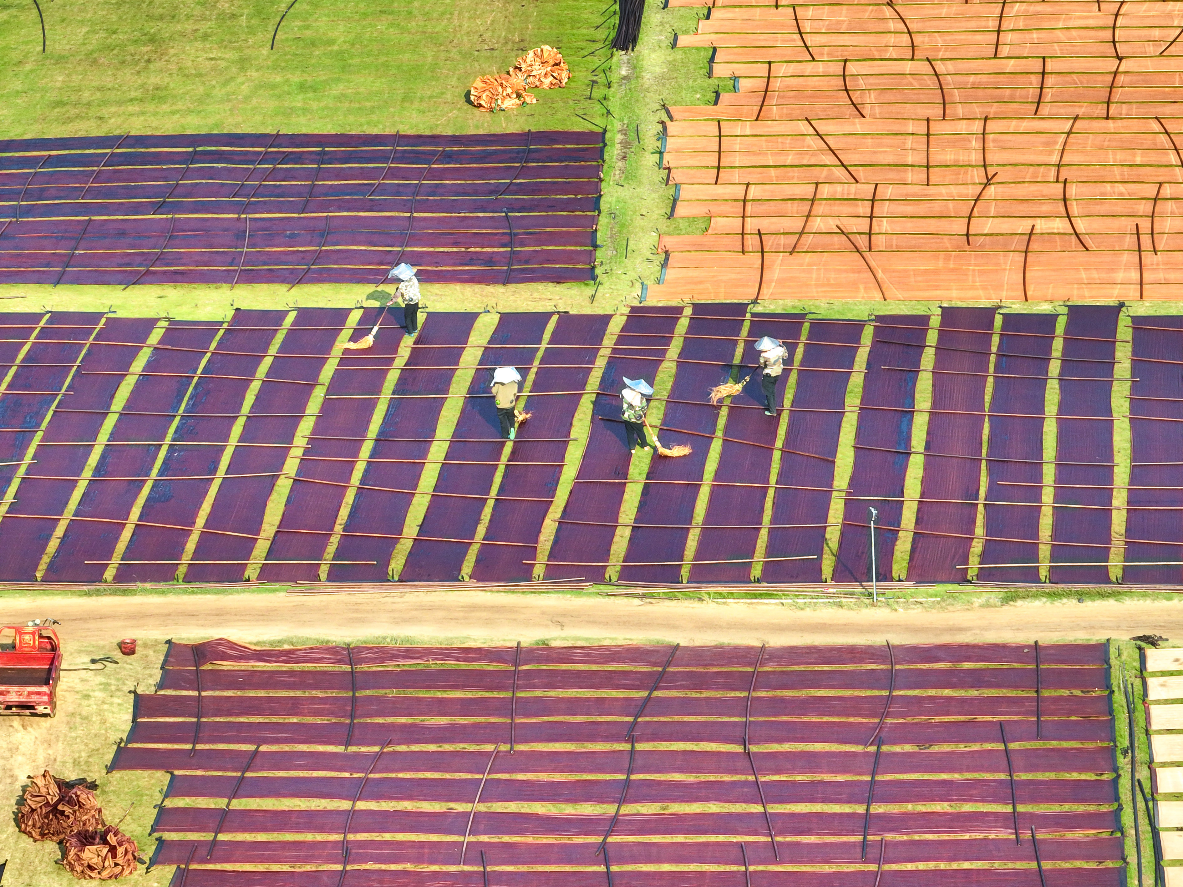 广西蒙山：晾晒香云纱