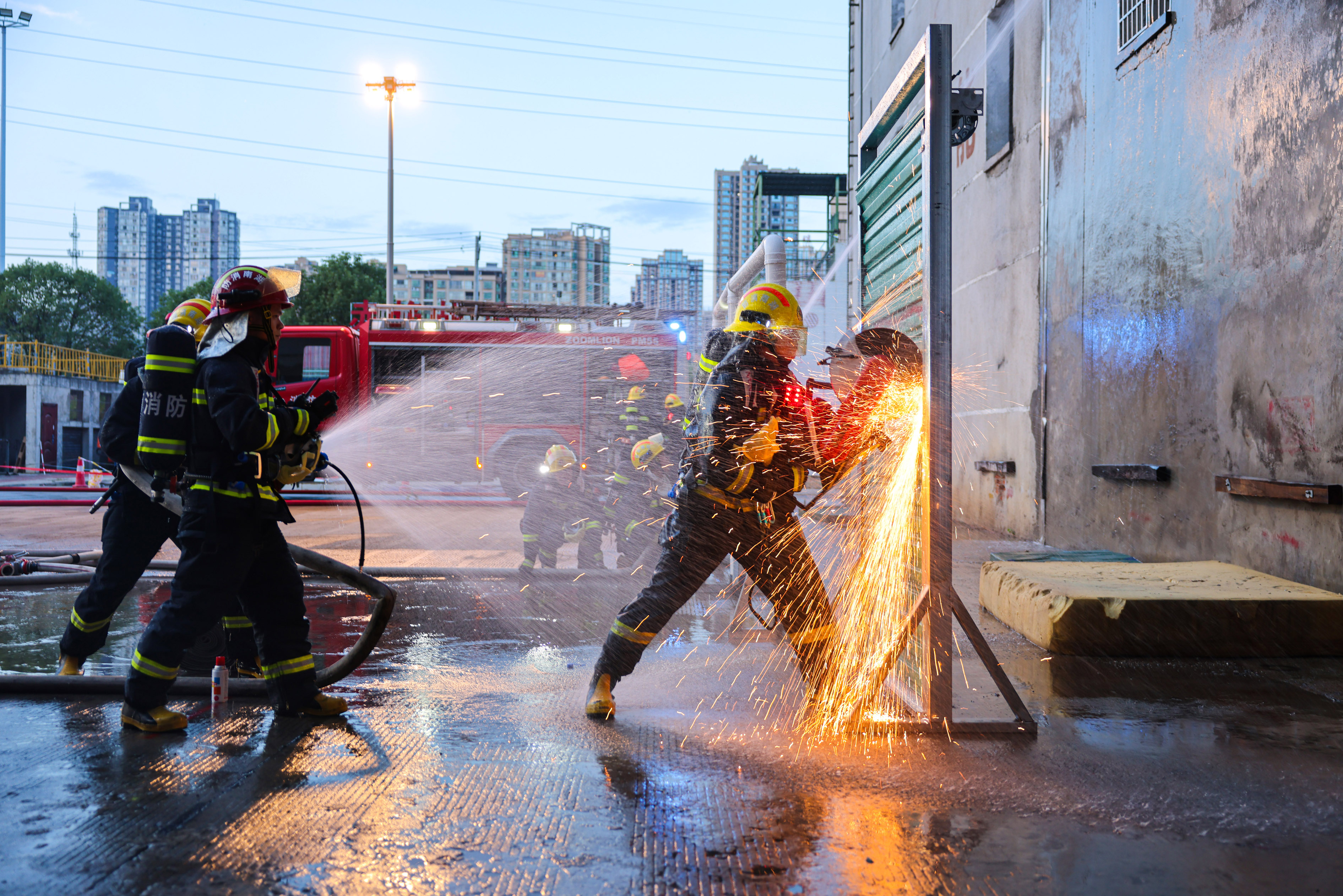 湖南永州：消防比武砺精兵