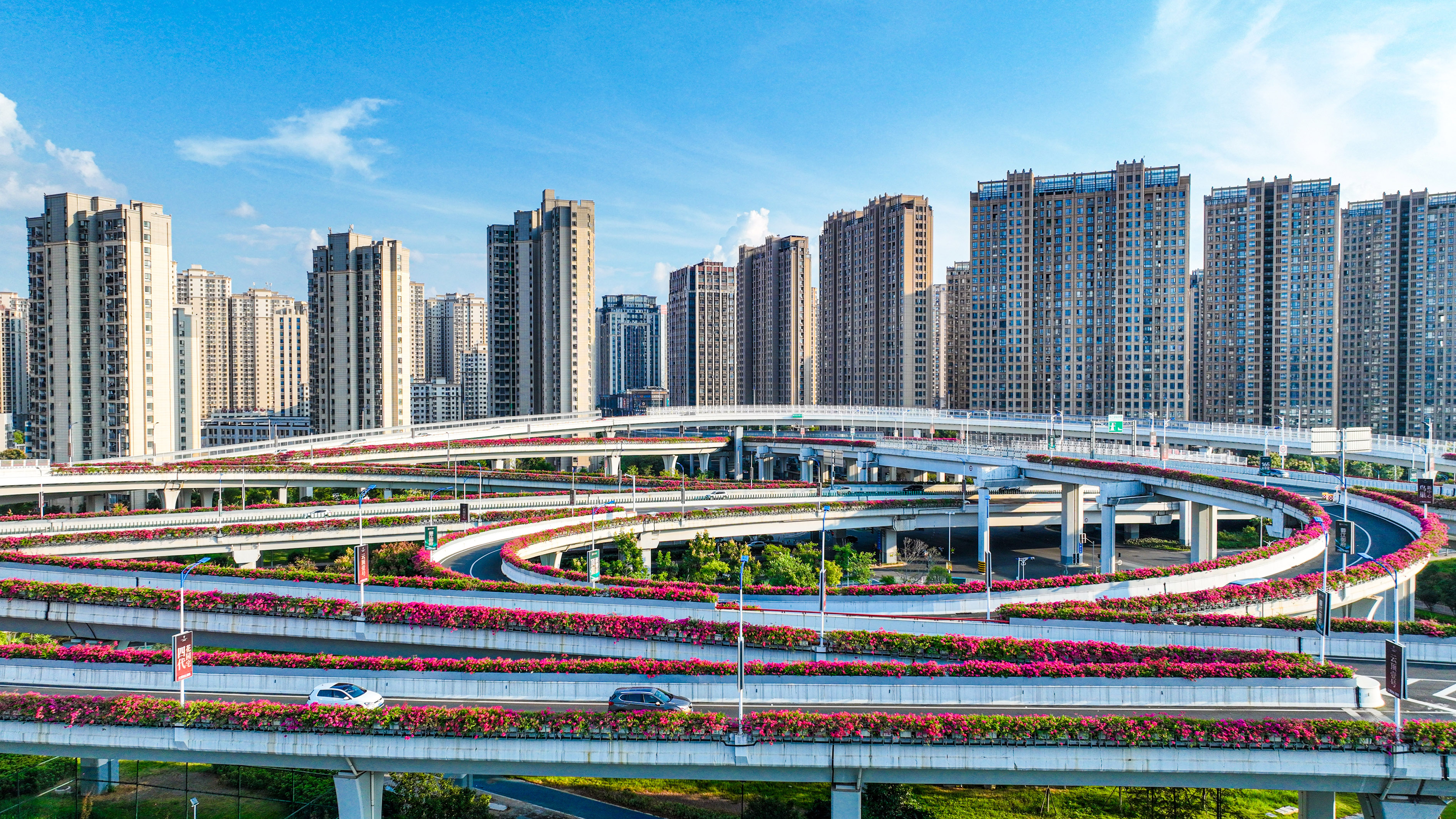 江西赣州：空中花廊美如画