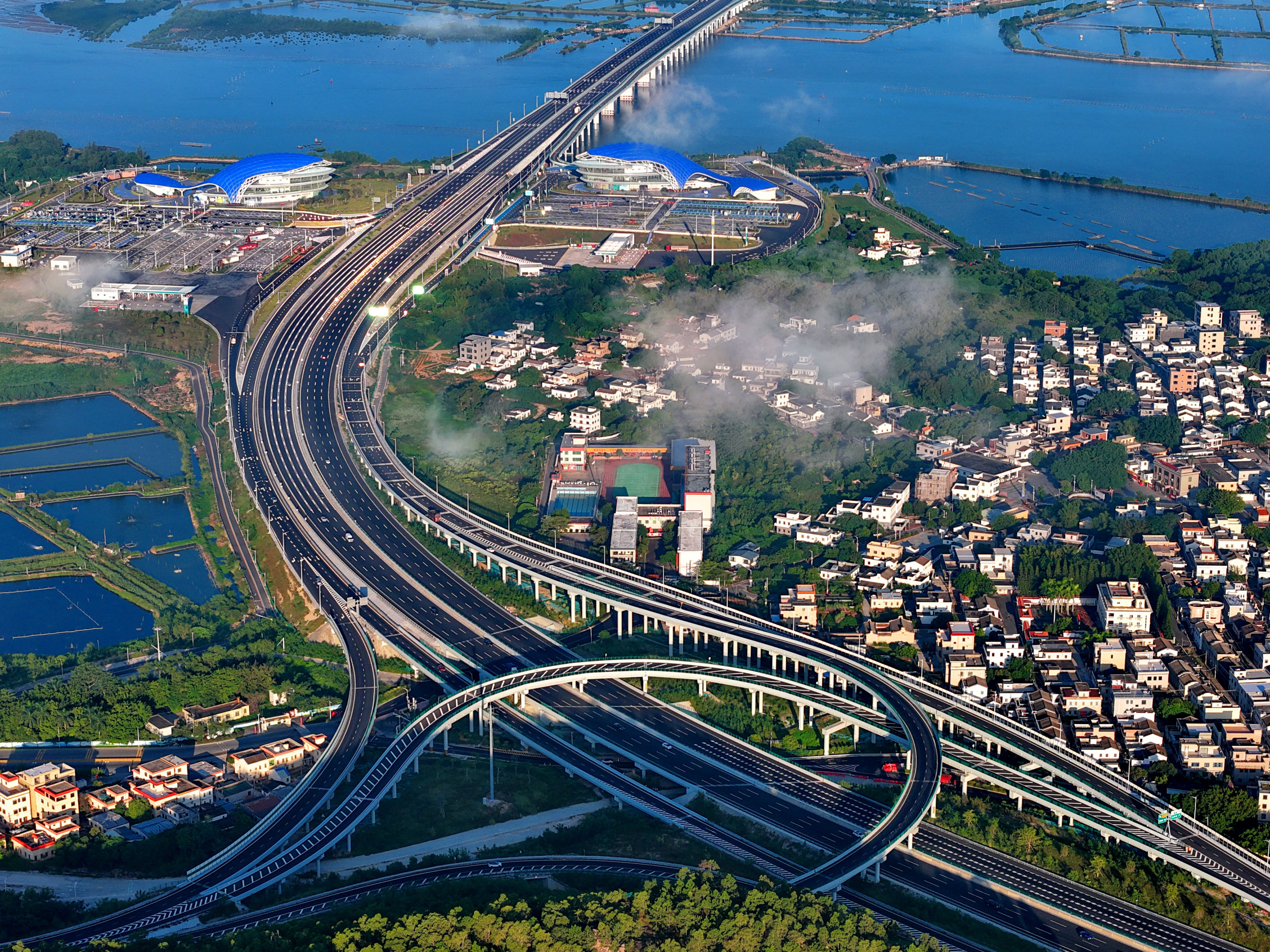 广东汕尾：道路畅通 振兴乡村