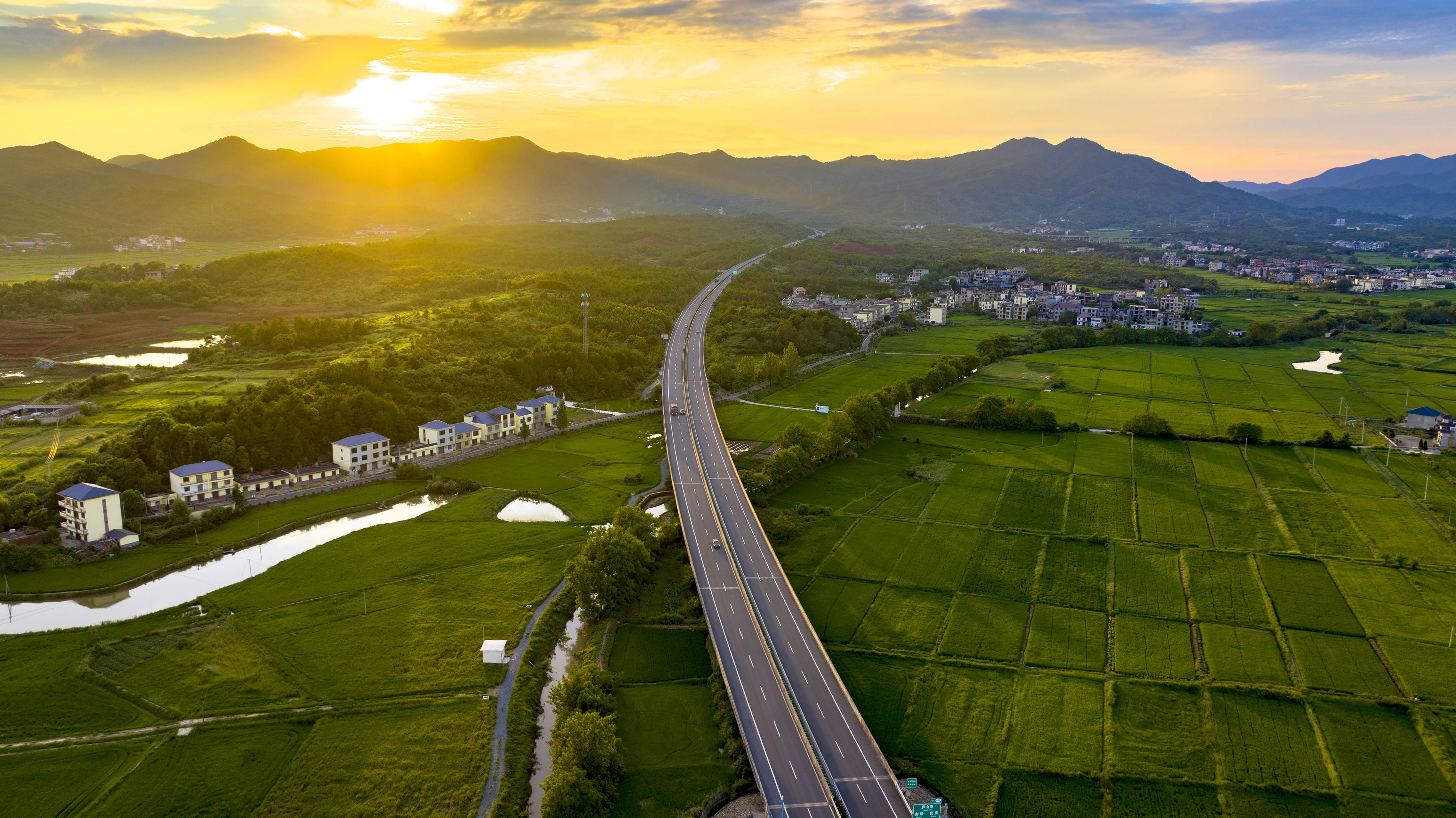 江西庐山：“四好公路”助振兴
