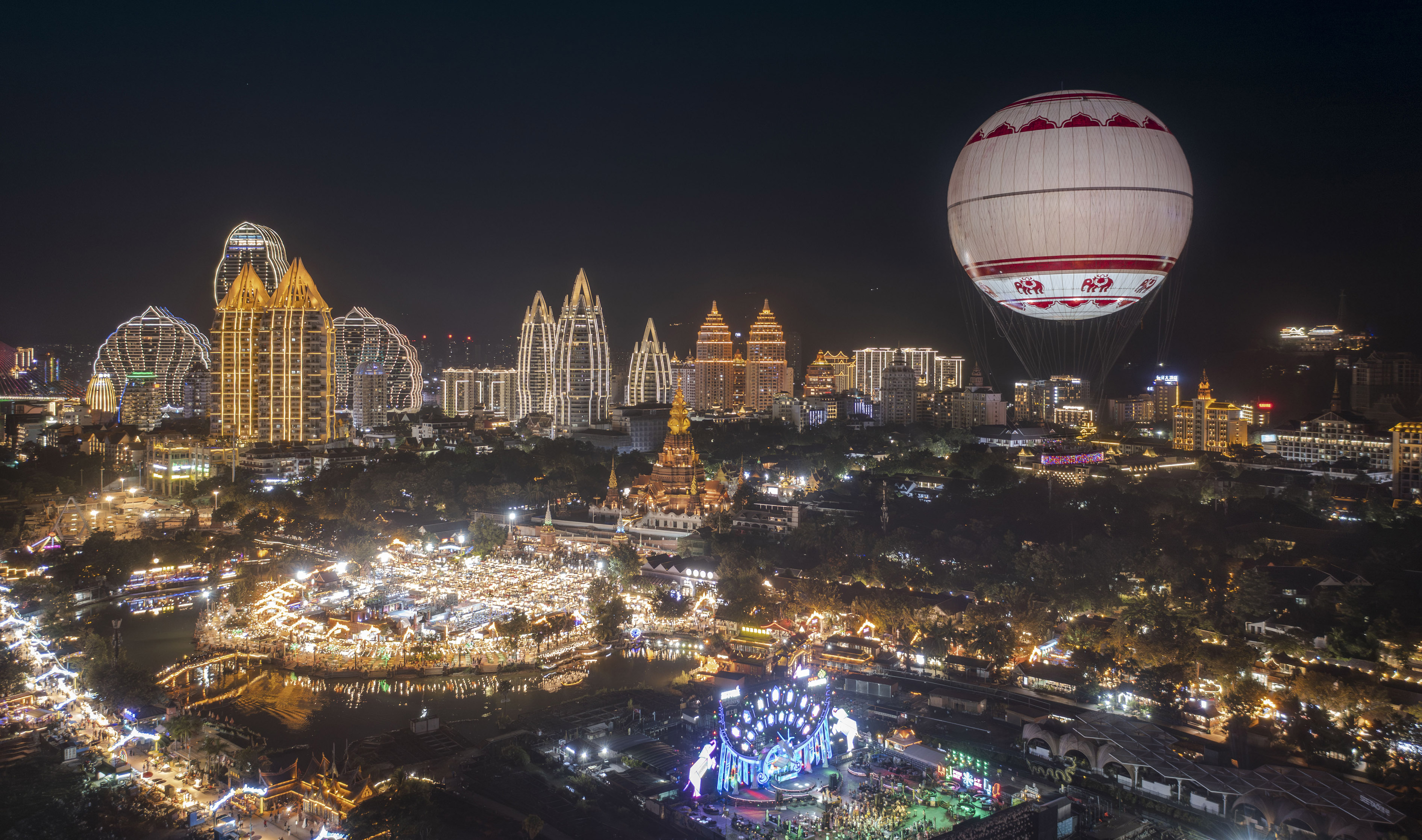 云南西双版纳：游客体验告庄西双景氦气球