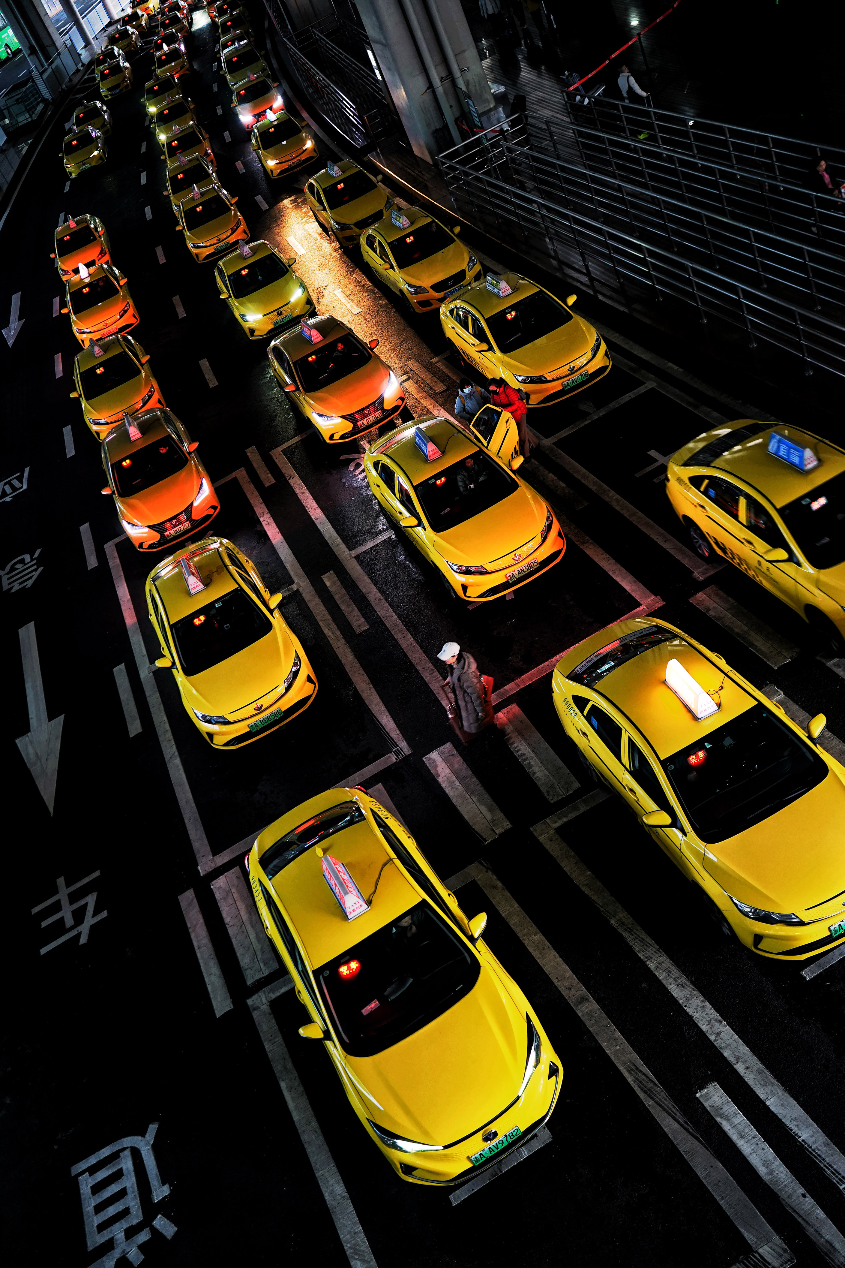 重庆：机场出租车 等候有序