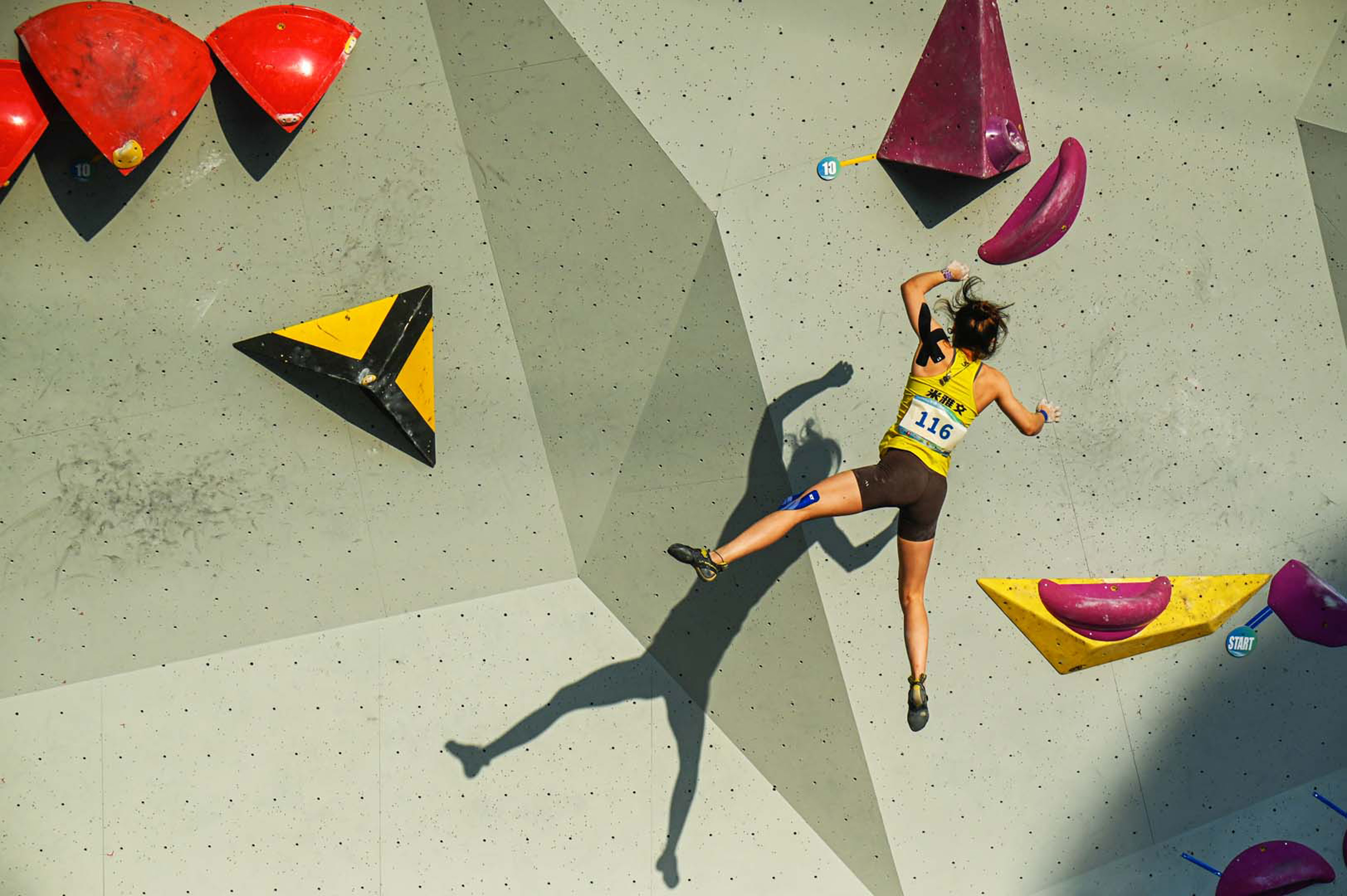 重庆：岩壁上“跳芭蕾”