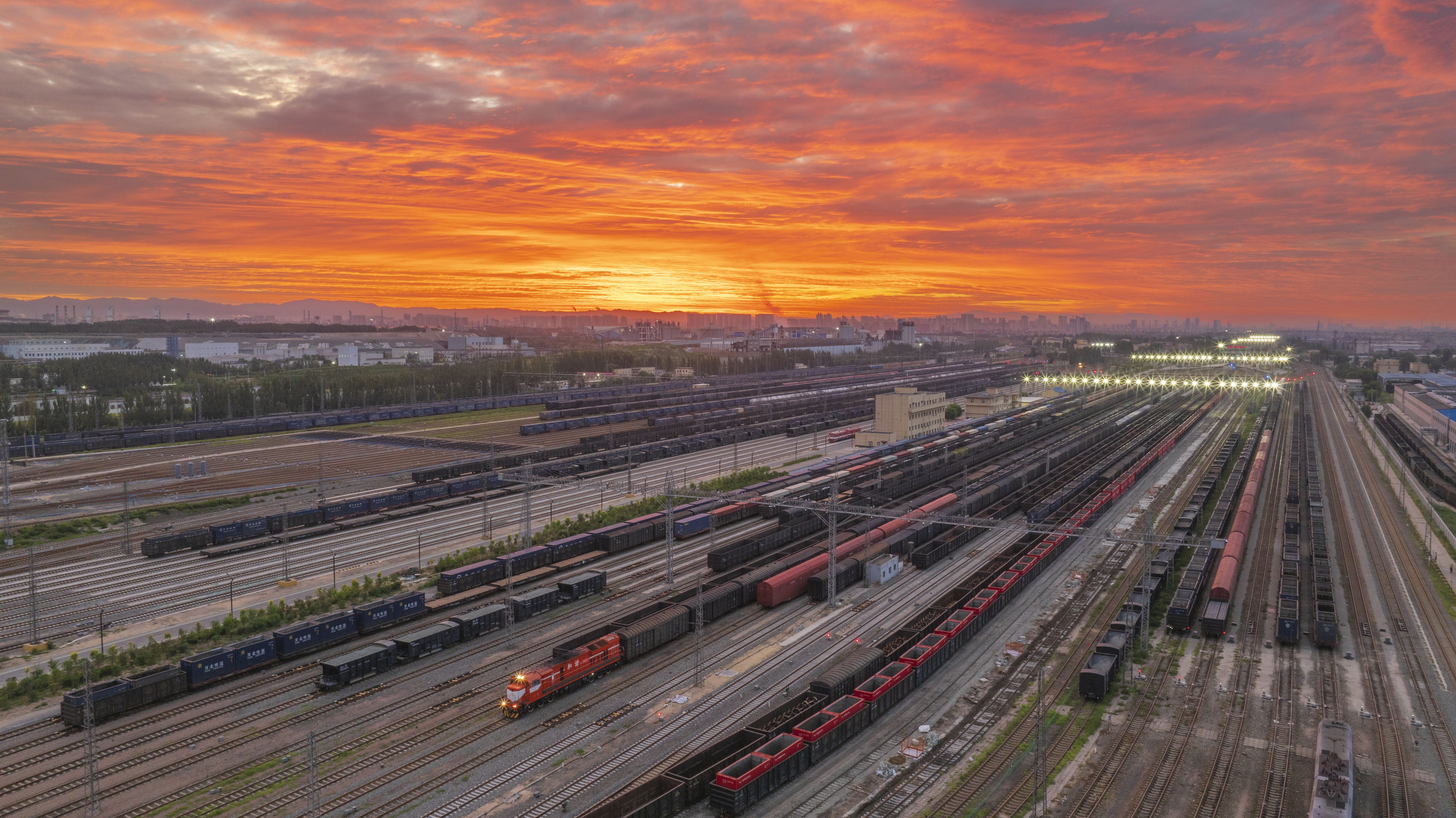 内蒙古包头：朝霞映照铁路编组场