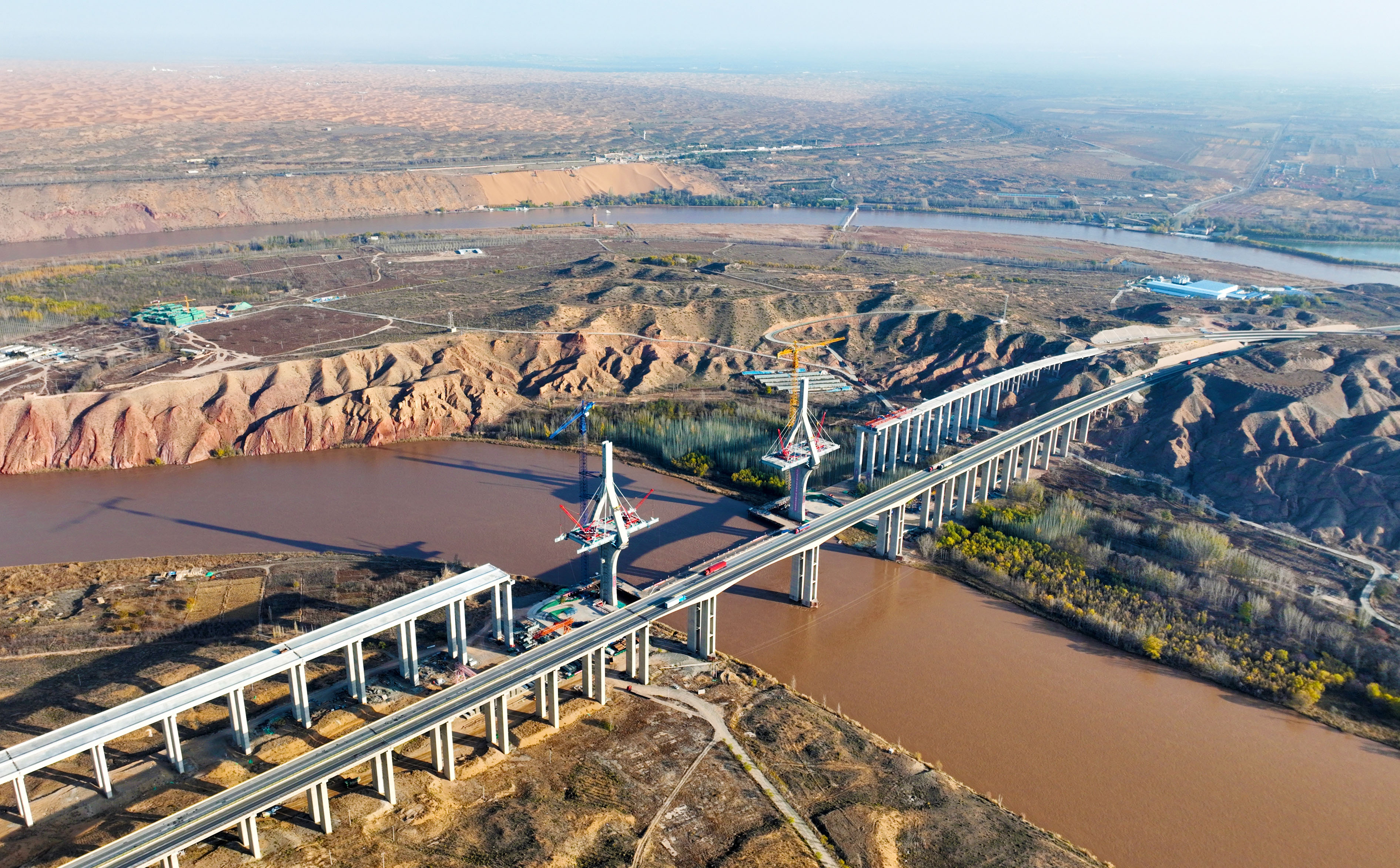 宁夏中卫：黑山峡黄河大桥建设正酣
