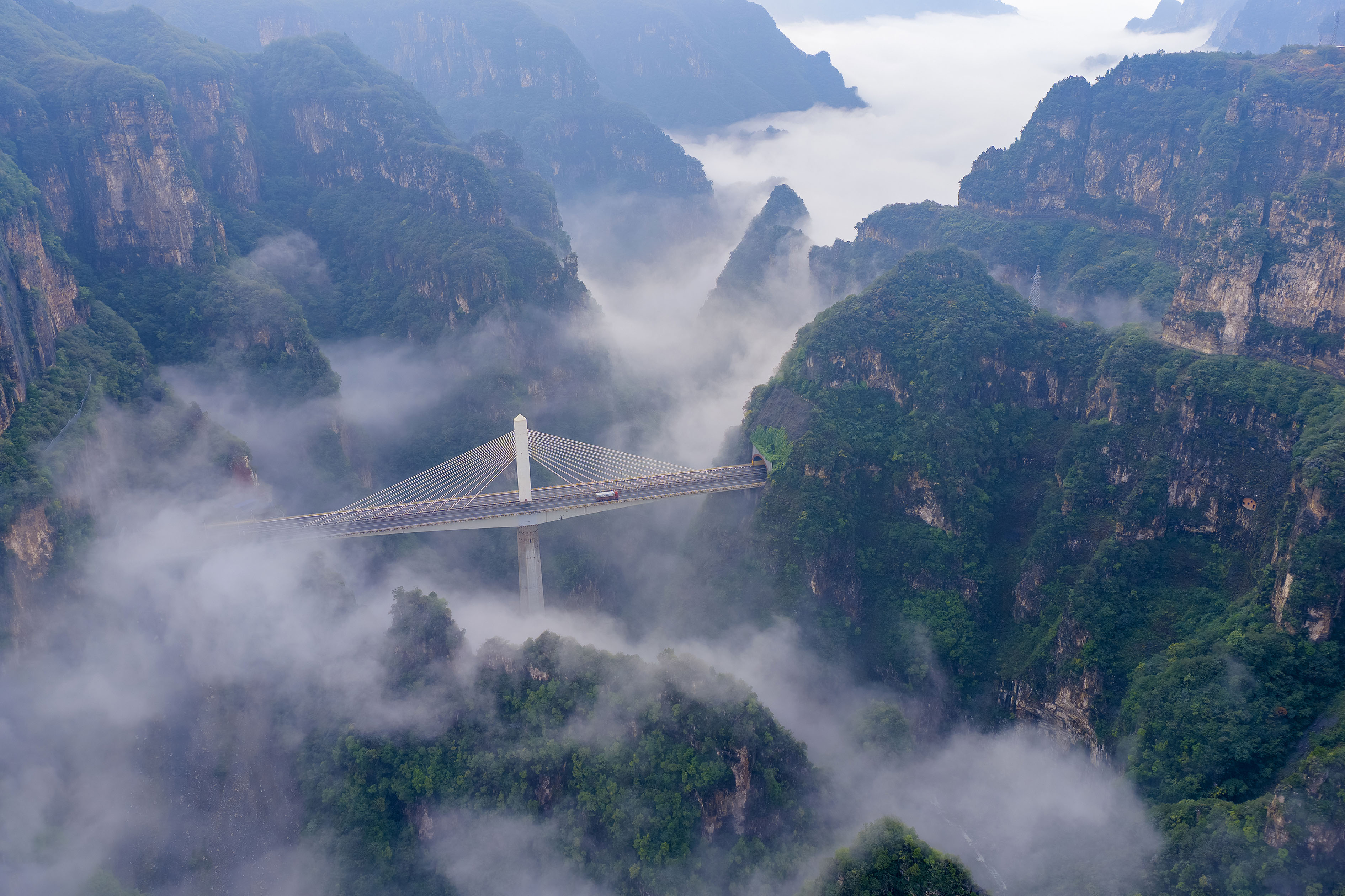 山西晋城：二广高速仙神河大桥云雾飘渺