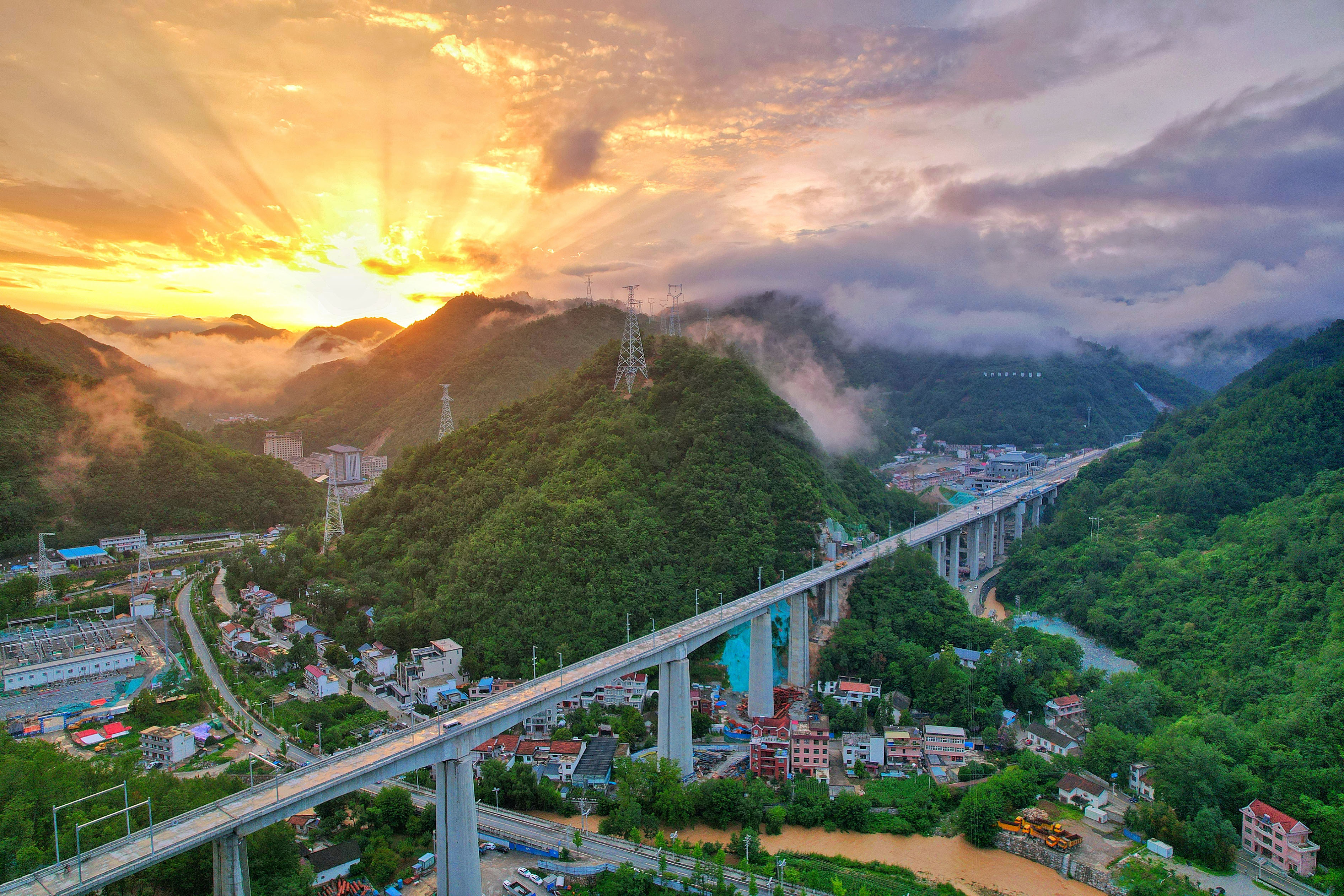 陕西商洛：西康高铁建设正酣