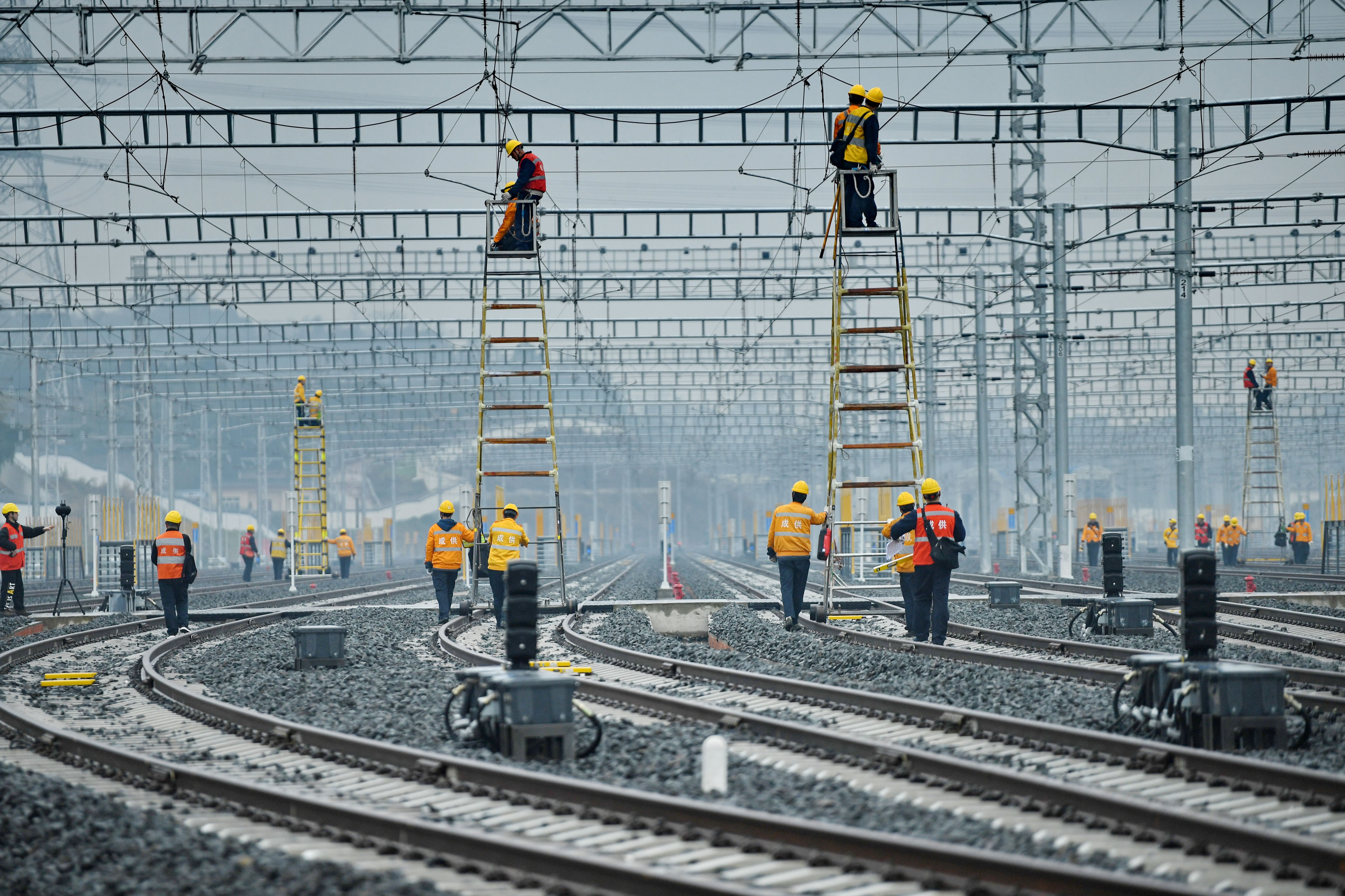 四川成都：铁路接触网“体检”迎春运