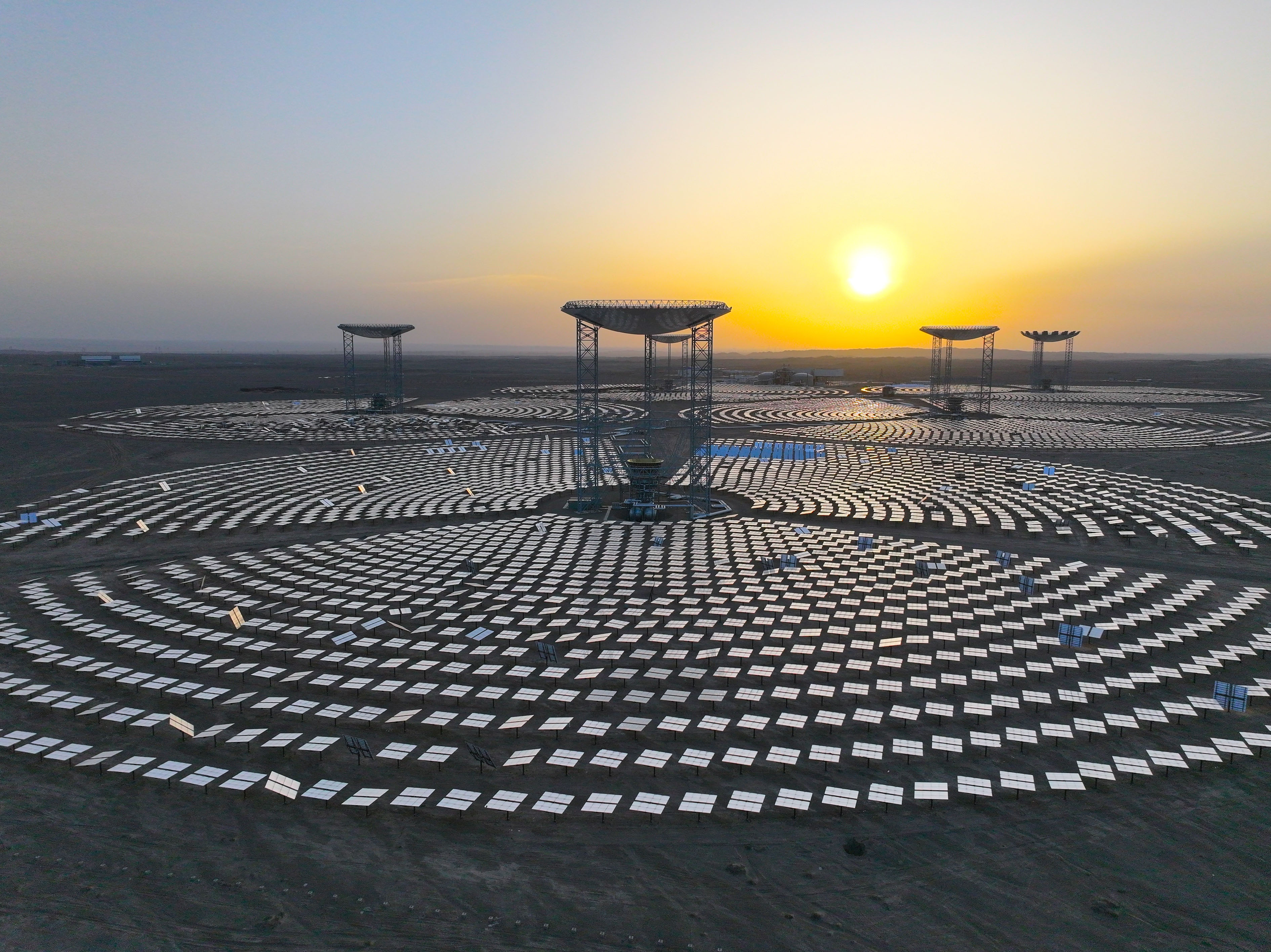 甘肃玉门：新能源为茫茫戈壁披绿添金