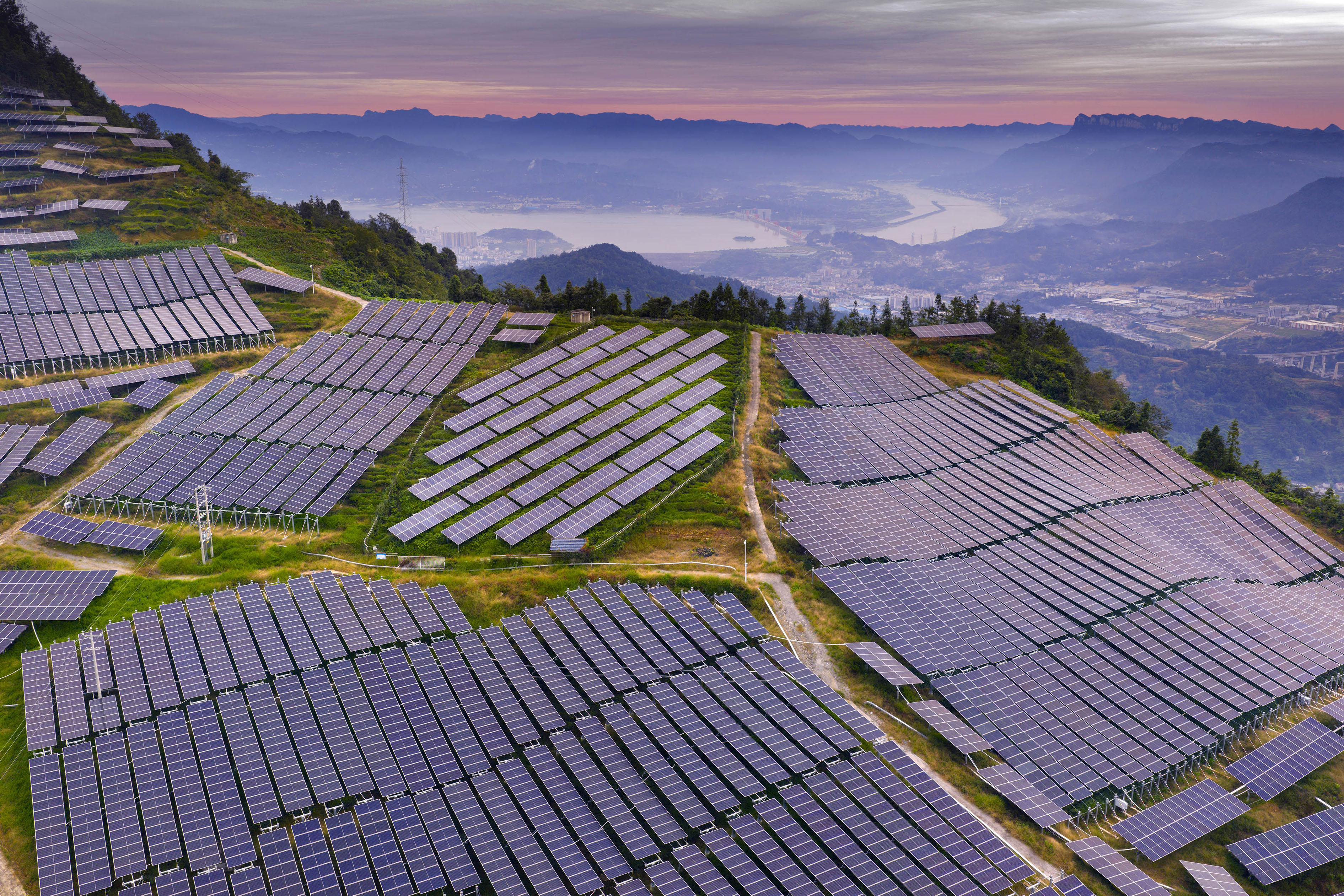 湖北秭归：三峡库区的光伏电站