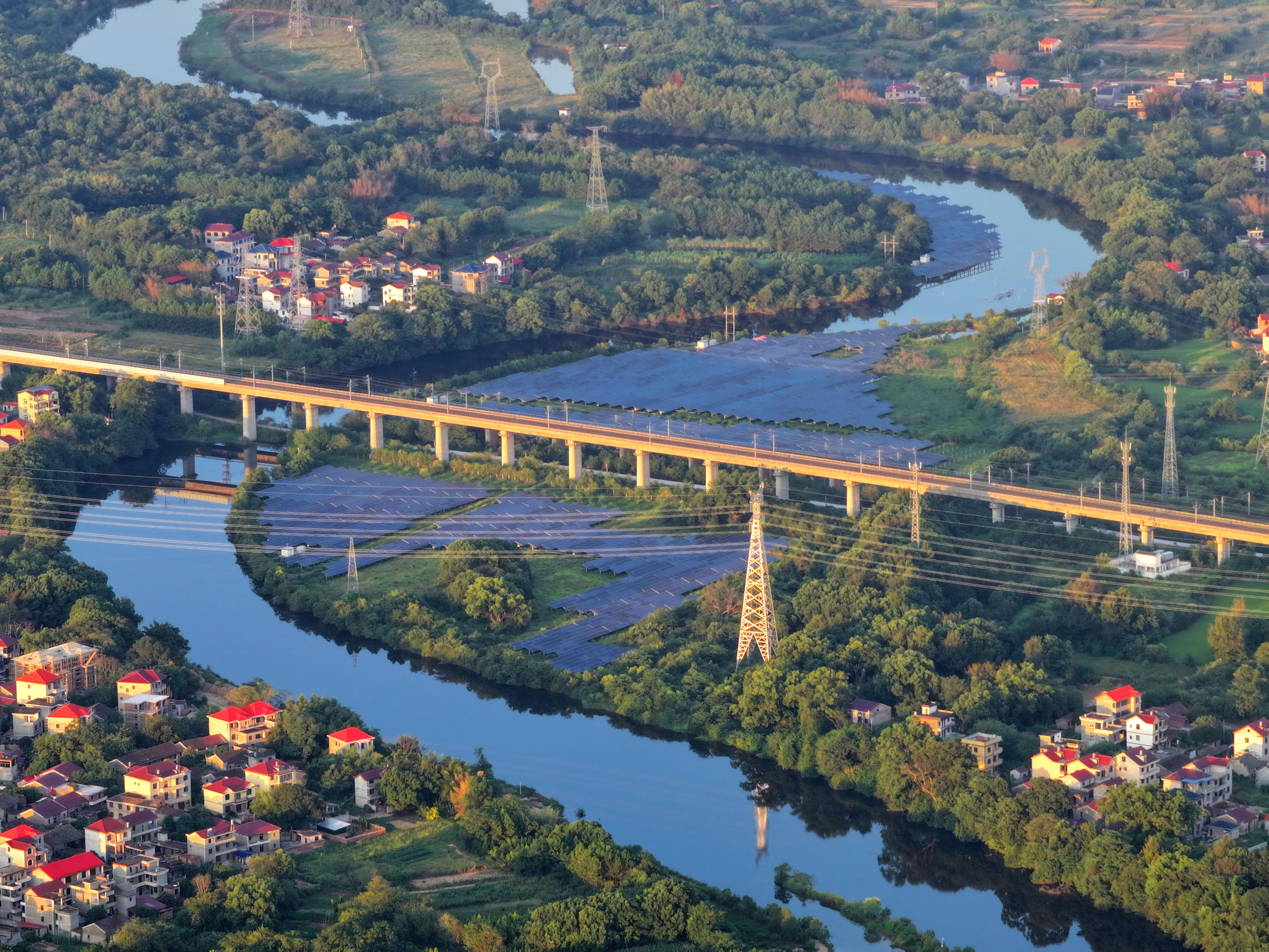 江西泰和：光伏发电“点亮”万家灯火