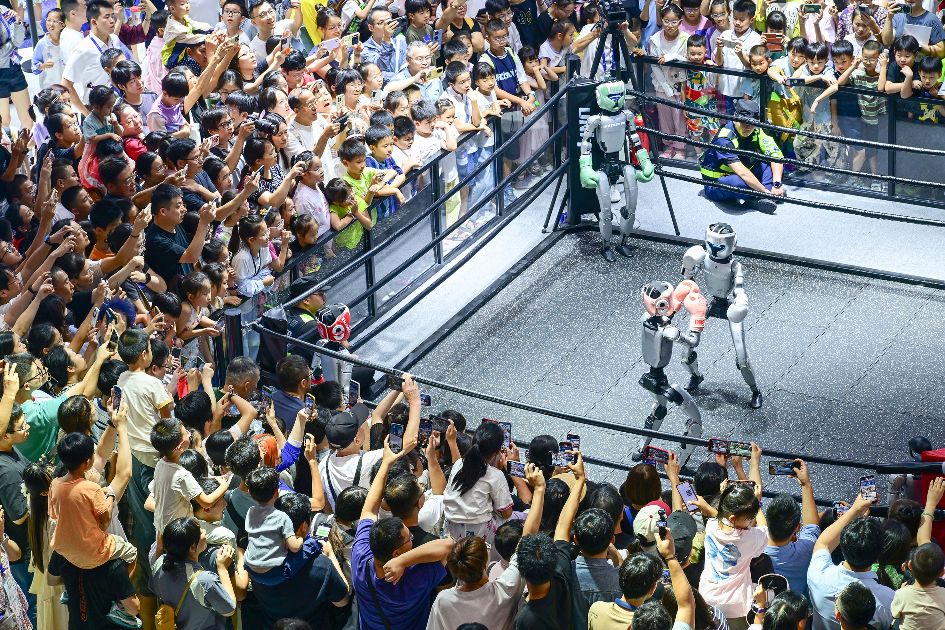 浙江杭州：机器人格斗赛精彩纷呈