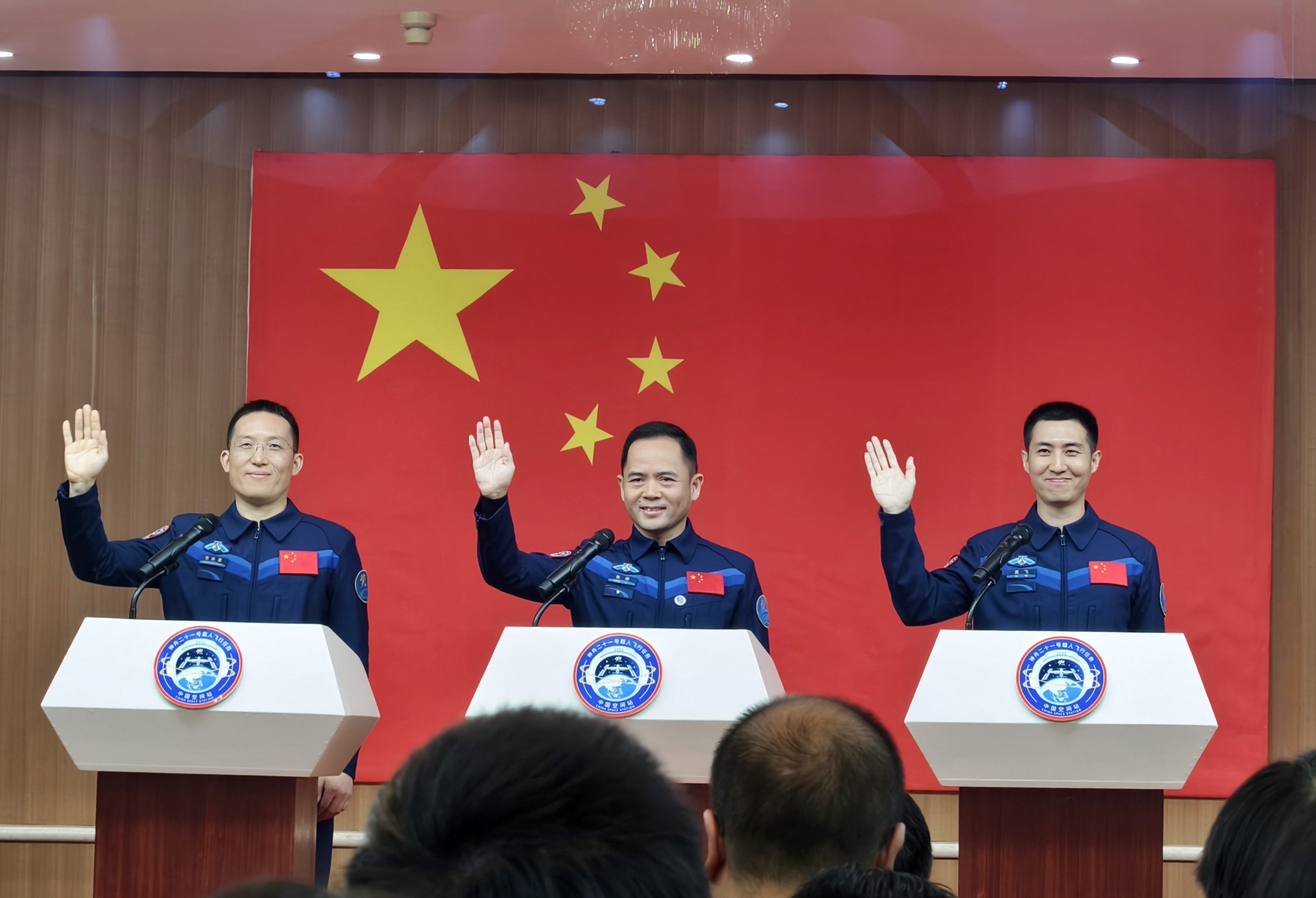 神舟二十一號航天員乘組在酒泉衛星發射中心問天閣與中外媒體記者集體見面。人民網記者 米媛攝