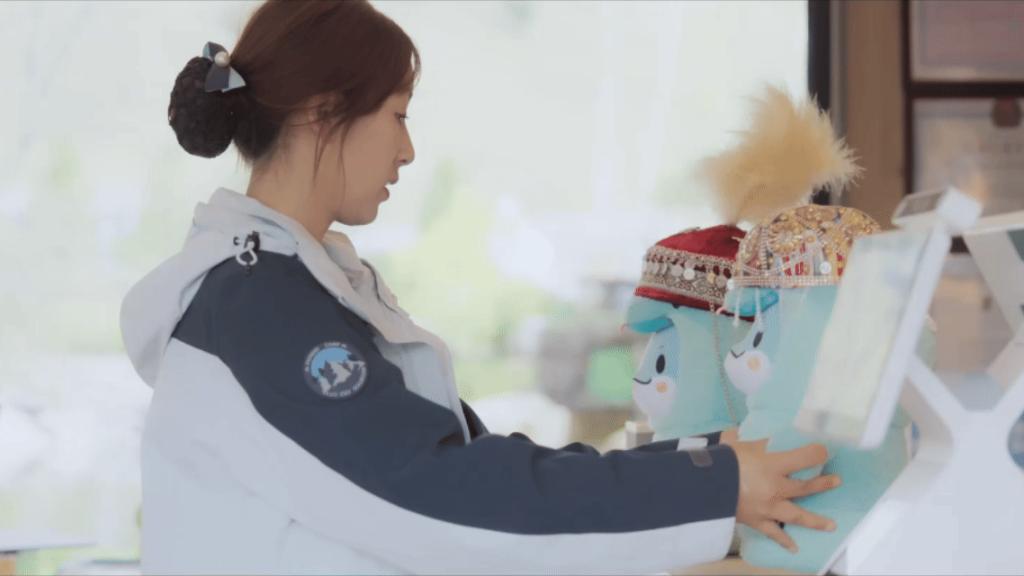 苏比努尔·阿卜杜麦麦提耐心整理可供客人穿戴体验的花帽。受访者供图