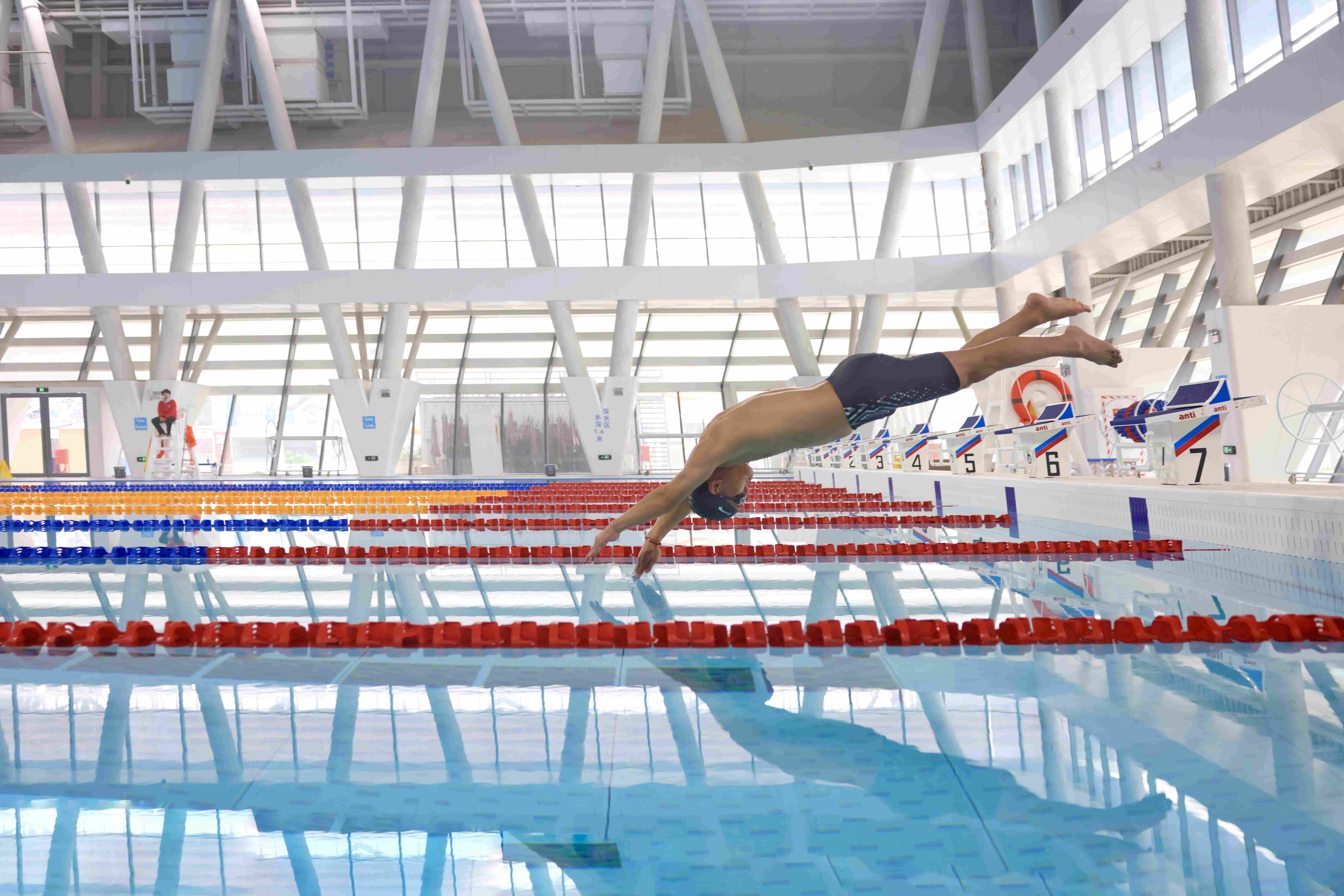 雄安体育中心游泳馆救生员张雷在进行游泳训练。人民日报记者 蒋雨师摄