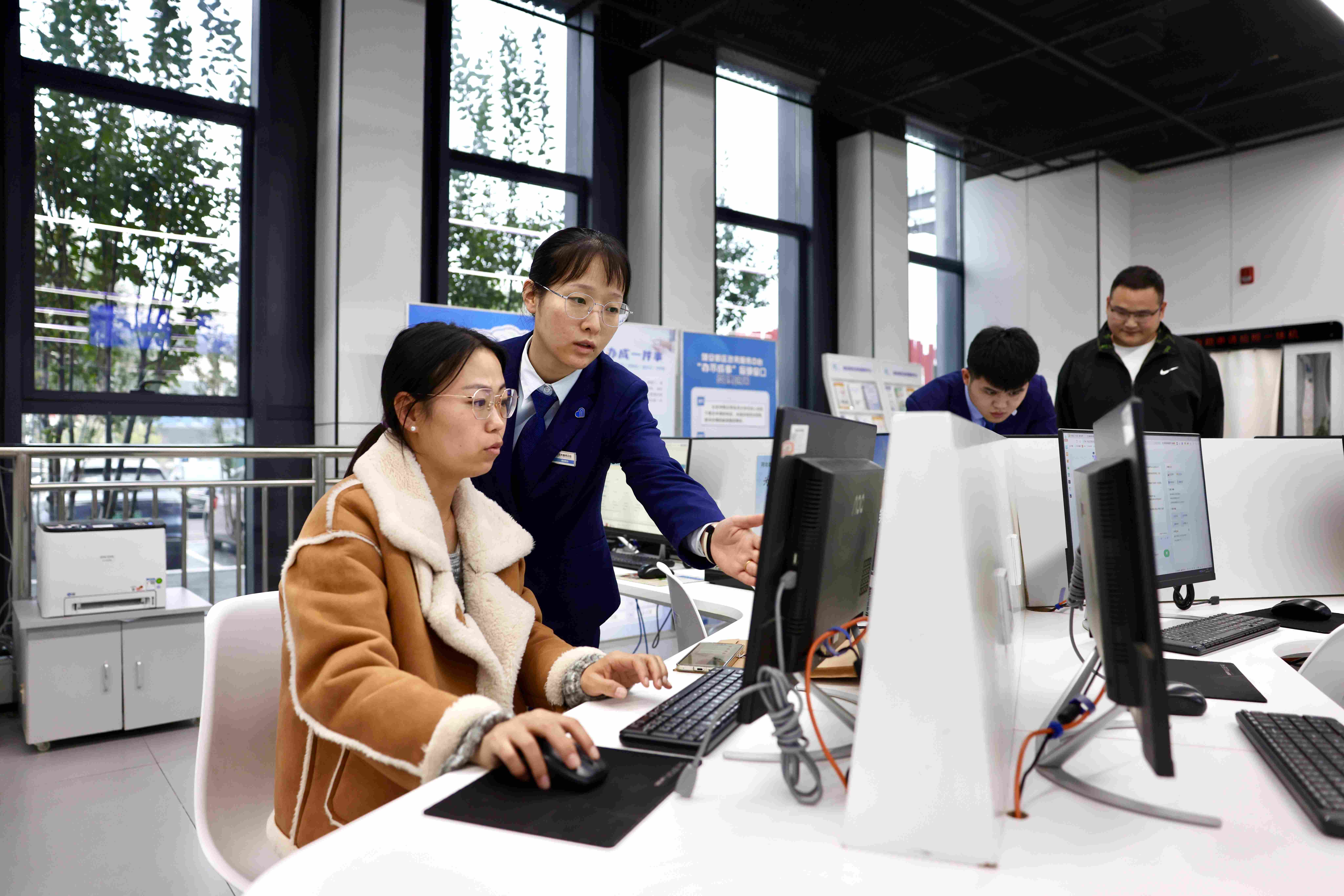 群众在雄安新区政务服务中心自助服务区办理业务。人民日报记者 蒋雨师摄