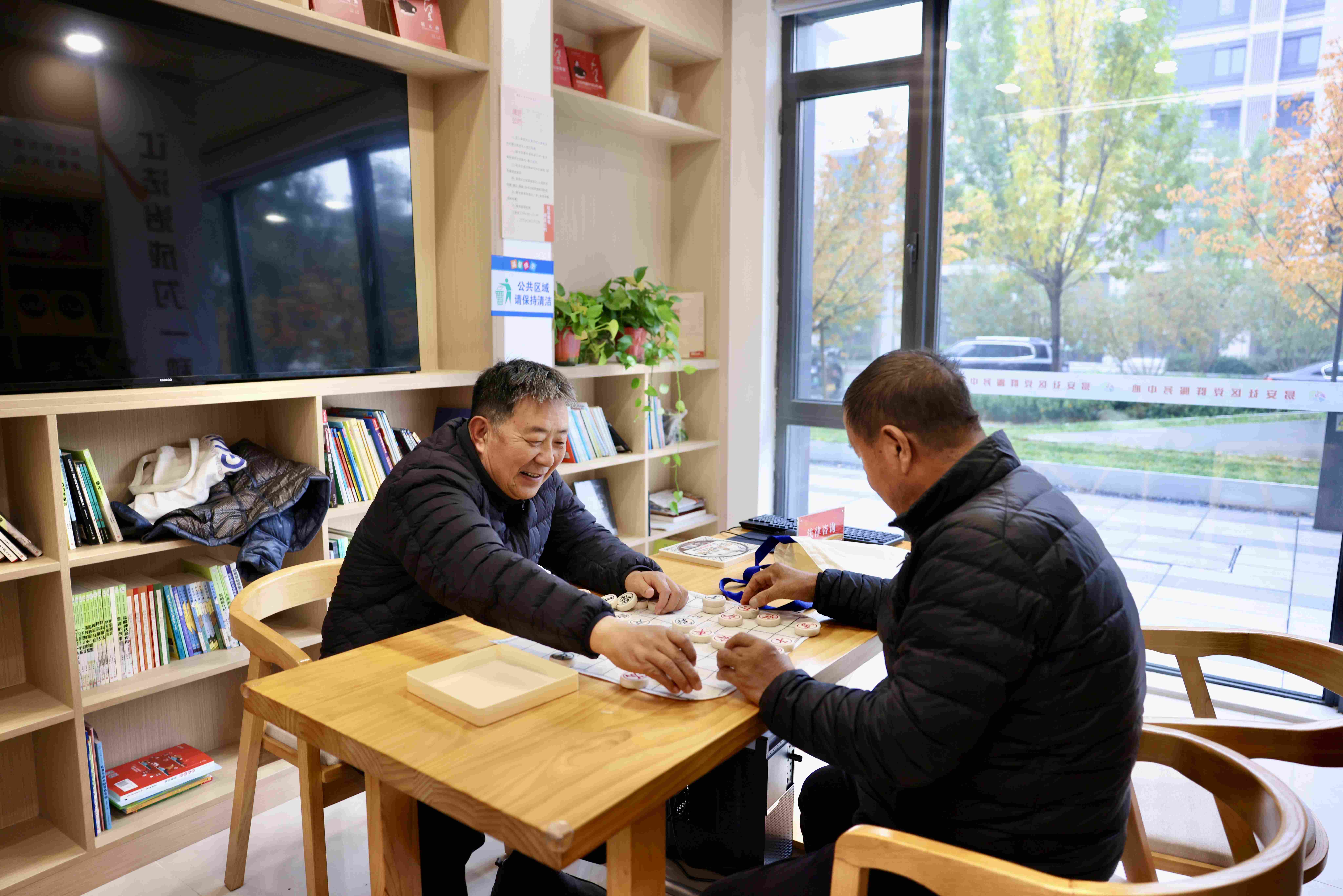 当地居民在雄安新区易安社区党群服务中心下象棋。人民日报记者 蒋雨师摄