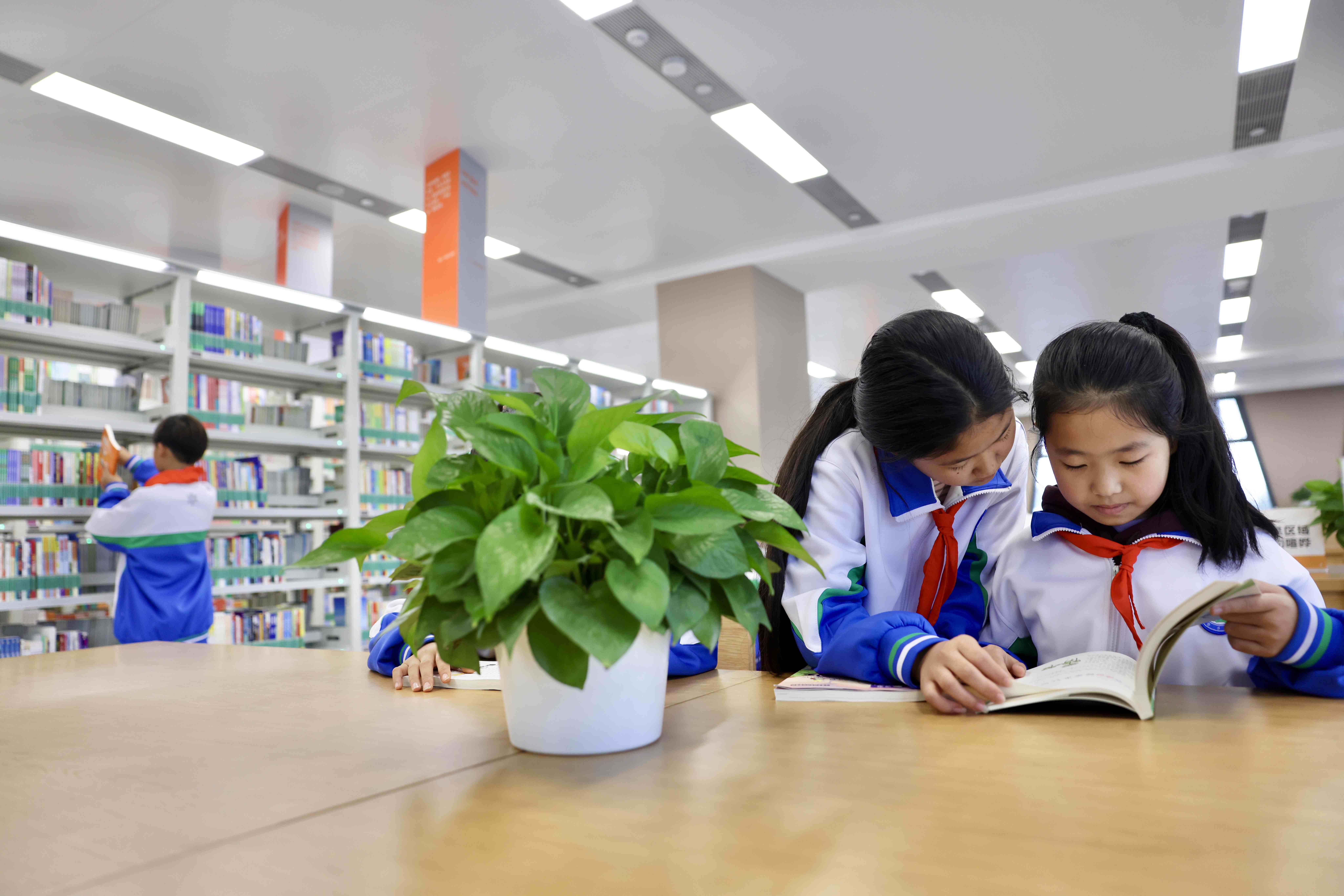 雄安新区北沙小学学生在雄安图书馆内阅读。人民日报记者 蒋雨师摄