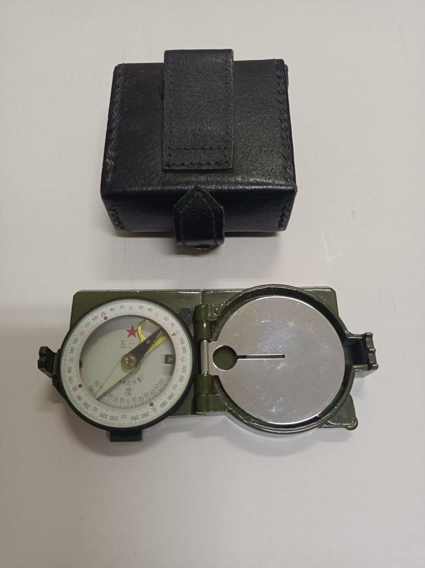 吳波所攜帶的老式金屬羅盤。受訪者供圖