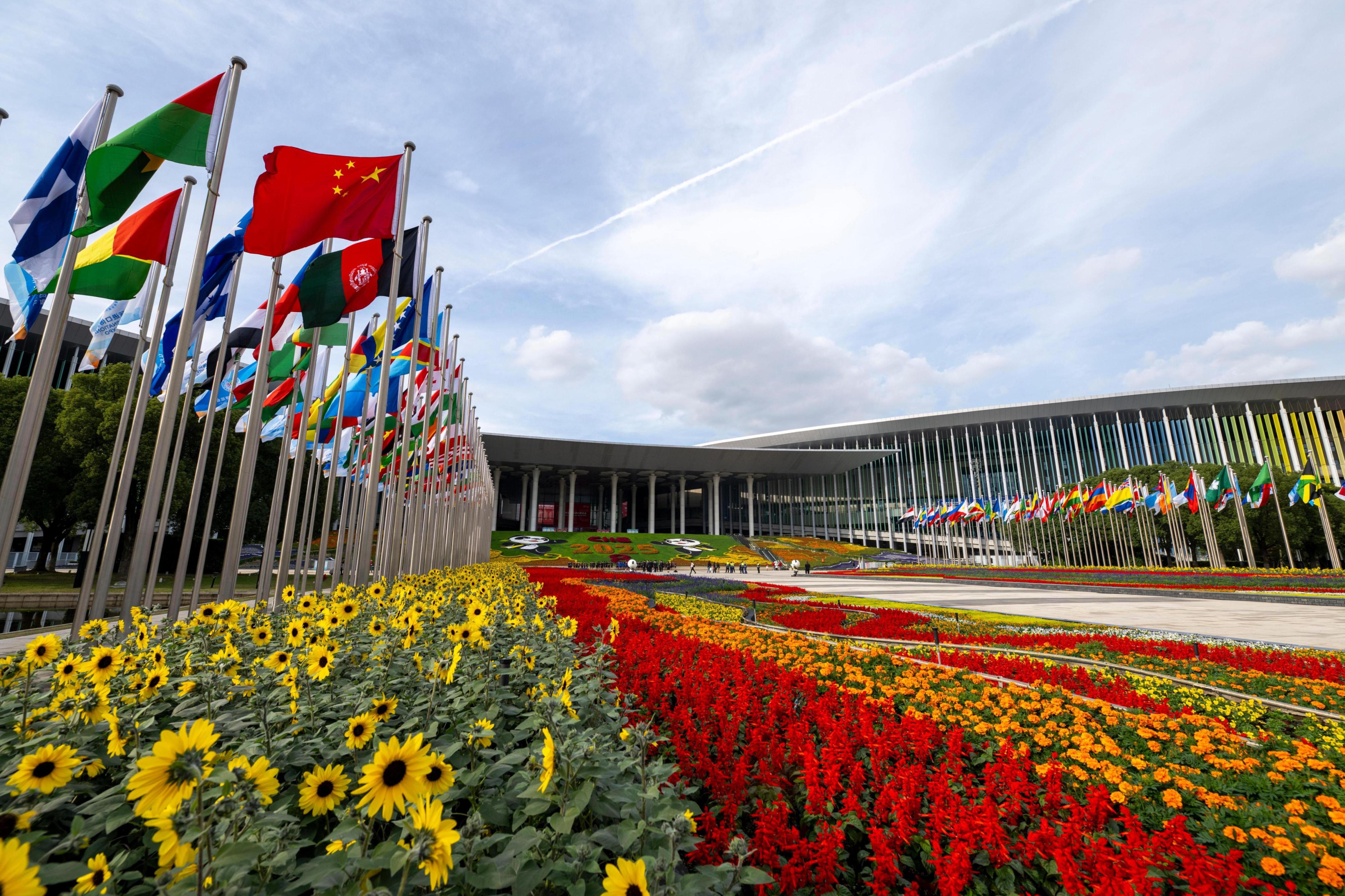 11月3日,第八届中国国际进口博览会举办场地——国家会展中心(上海)南广场。人民网记者 翁奇羽摄