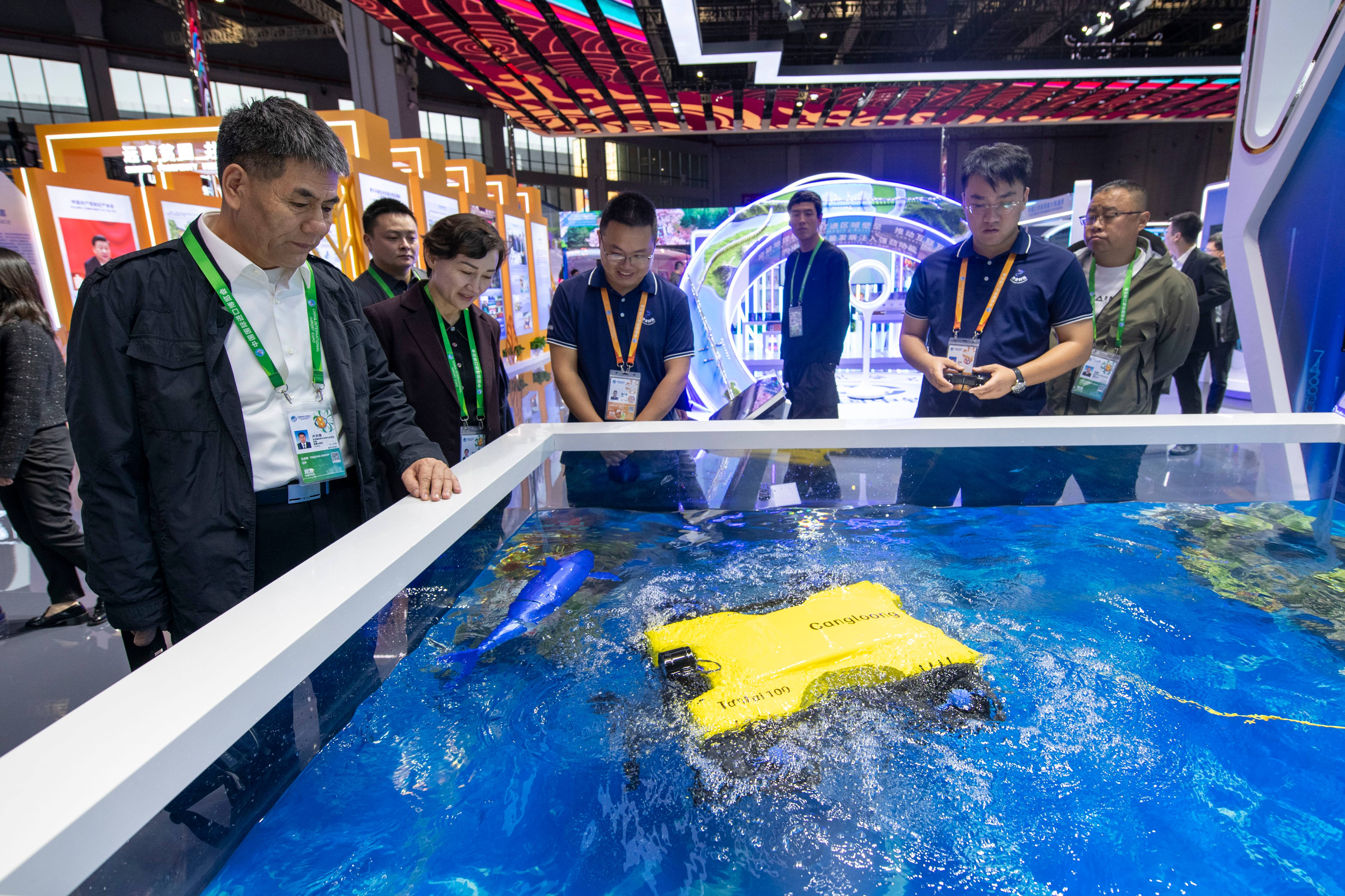 在第八届进博会中国馆，观众参观人工智能海洋装备。人民网记者 翁奇羽摄