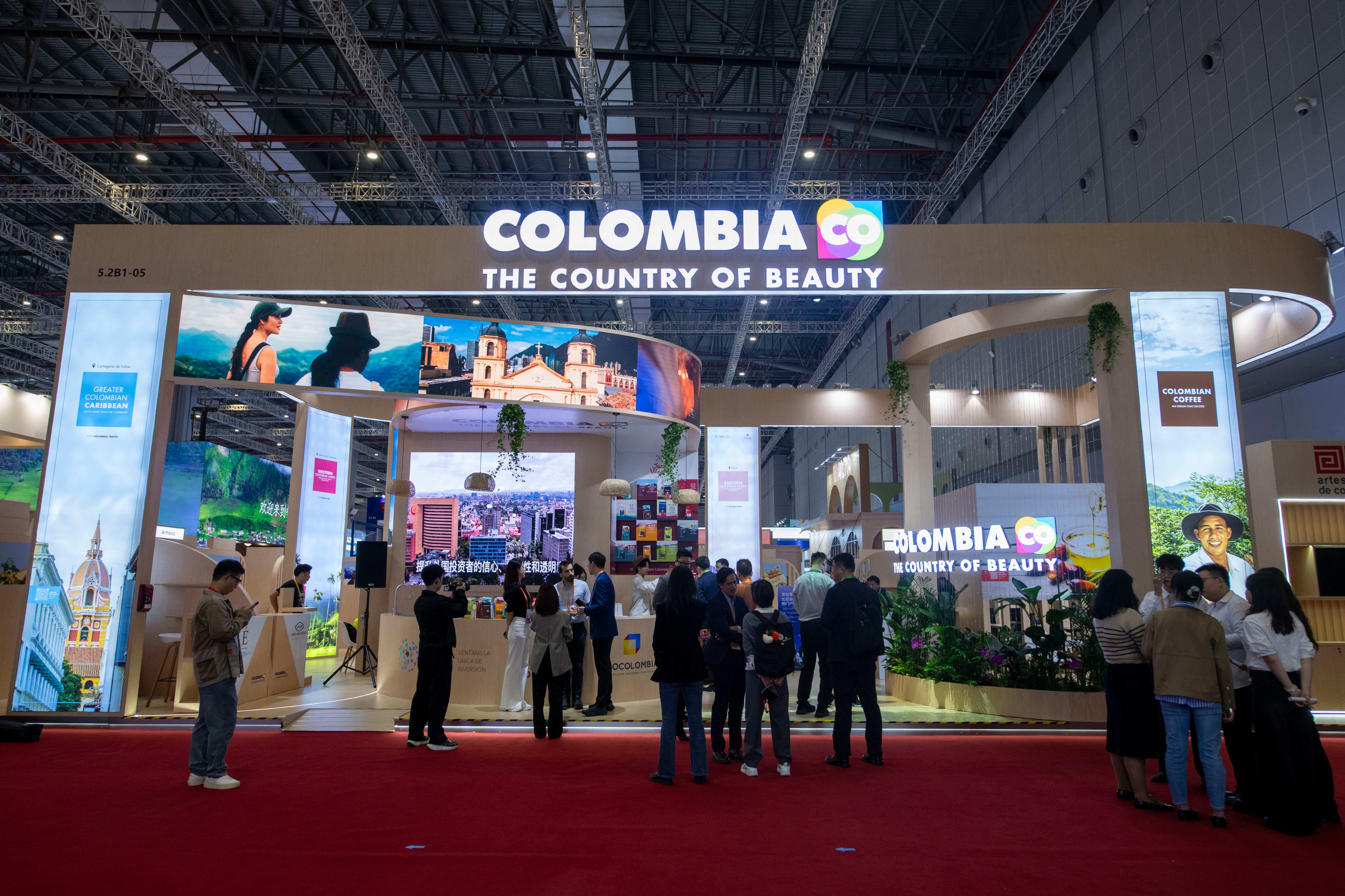 主宾国哥伦比亚亮相第八届进博会国家展。人民网记者 翁奇羽摄