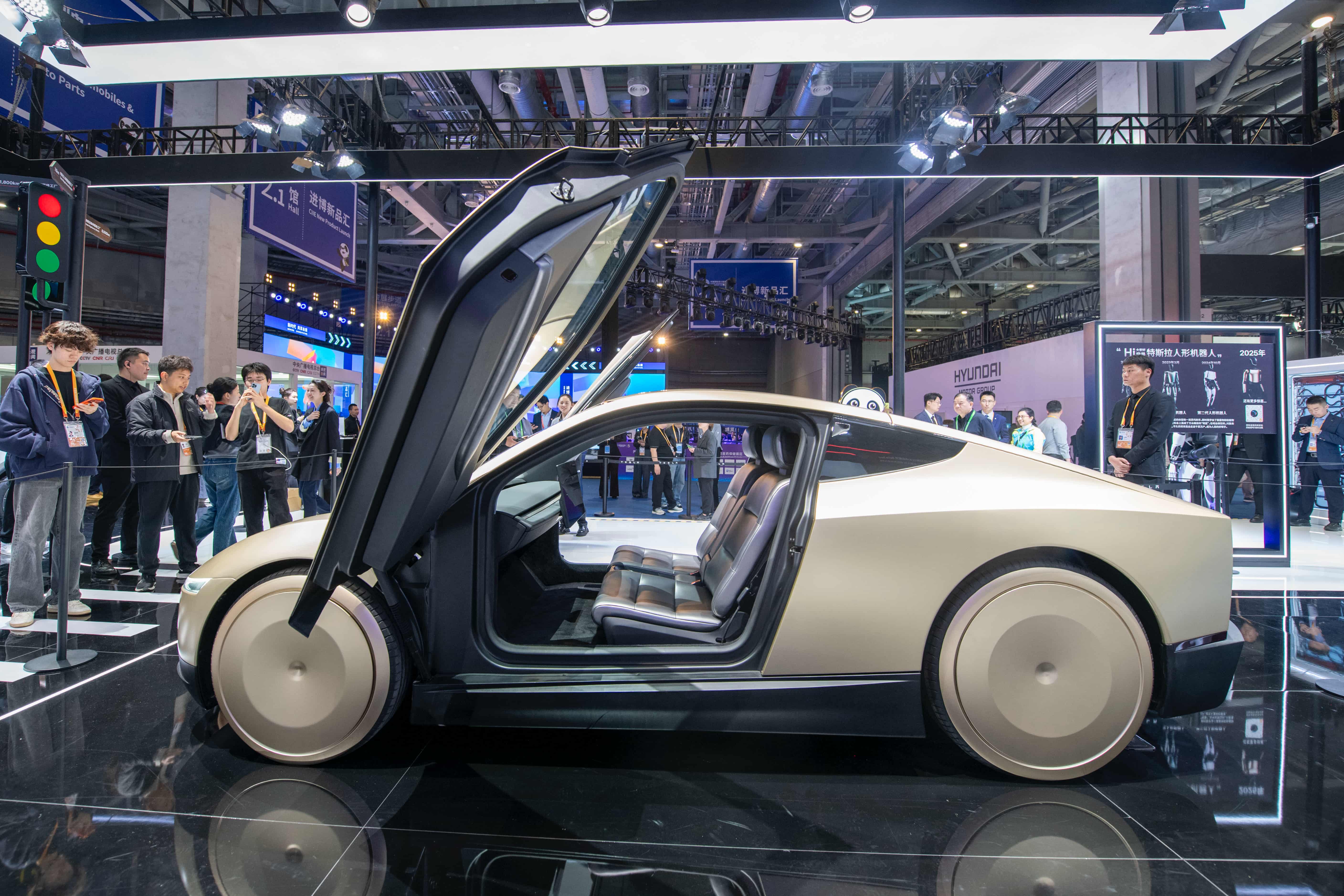 在第八届进博会汽车及智慧出行展区,没有方向盘和踏板的特斯拉Cybercab无人驾驶电动车迎来亚太首秀。人民网记者 翁奇羽摄