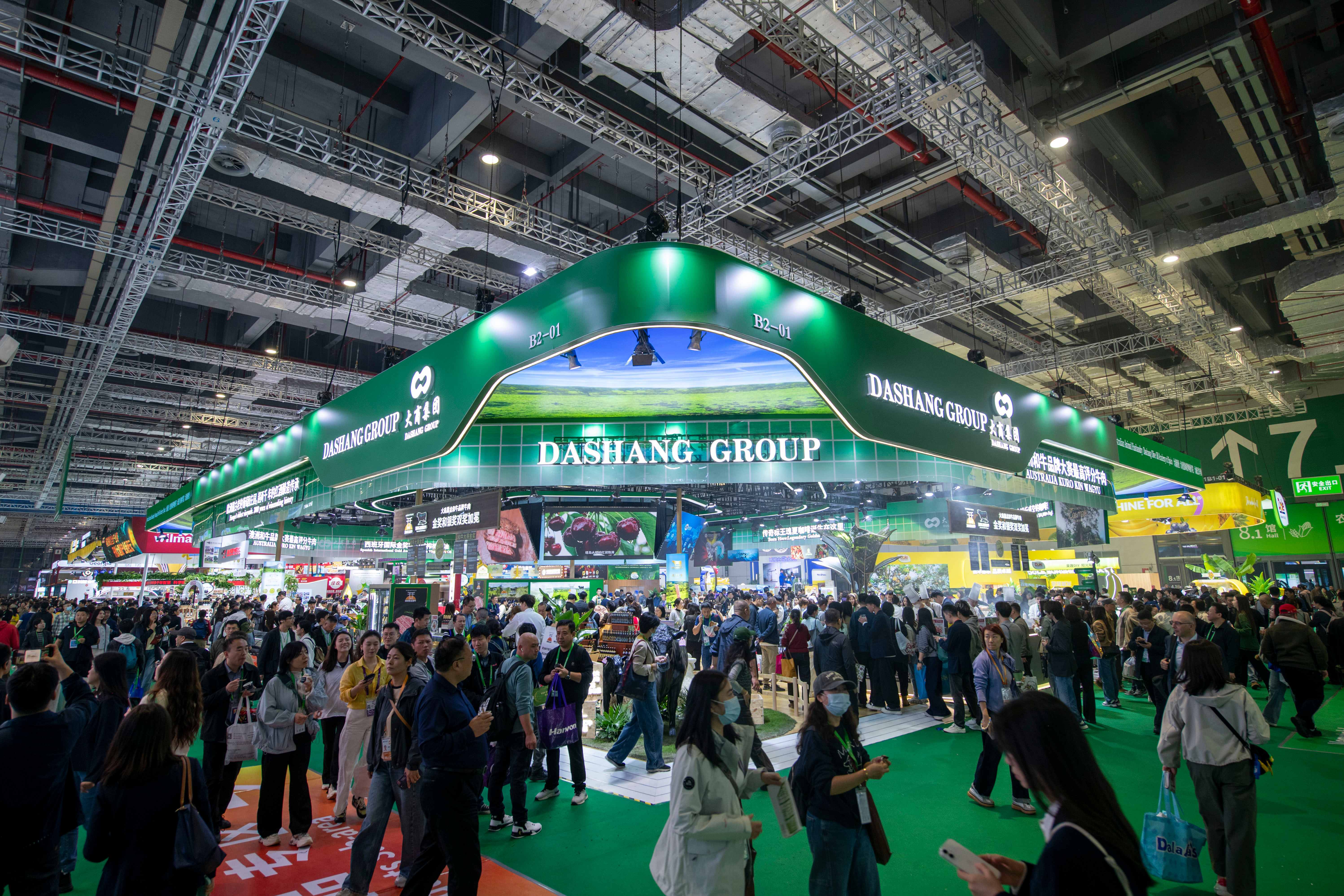 11月7日，第八屆進博會農食產品展區，參觀者人流如潮。人民網記者 翁奇羽攝