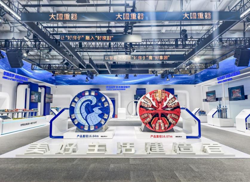 在“大國重器”展區展示的“江海號”“京華號”模型。人民網記者 黃盛攝