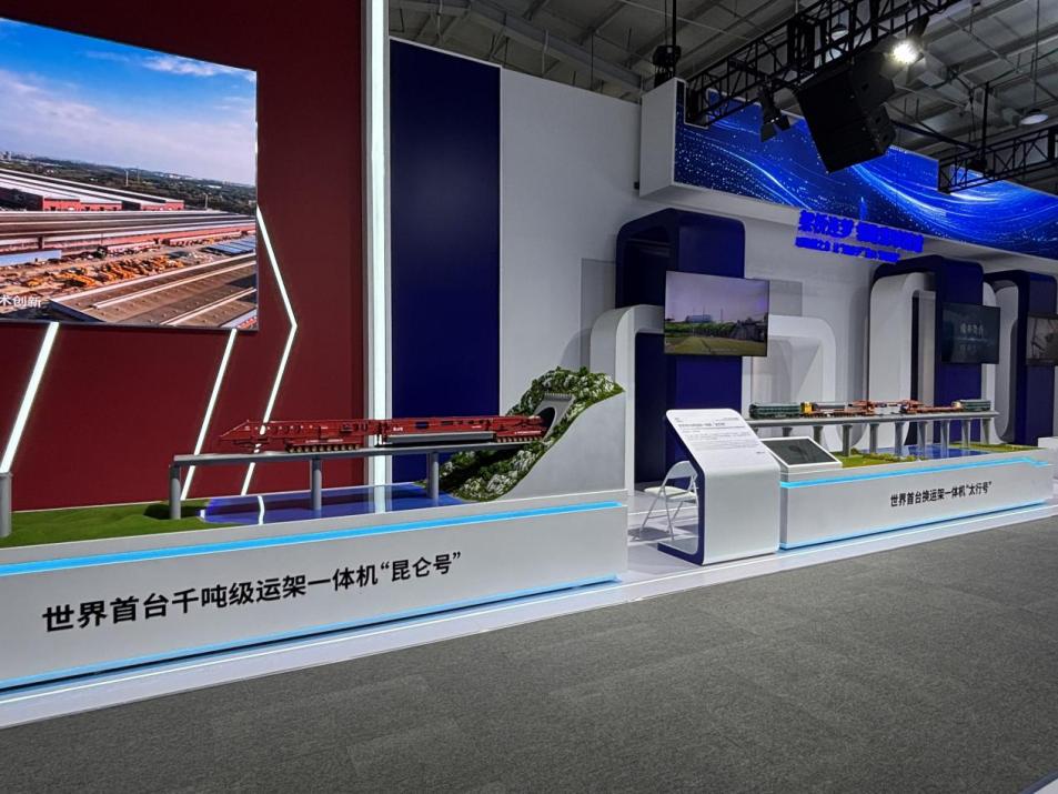 在“大國重器”展區展示的“昆侖號”“太行號”模型。 人民網記者 黃盛攝