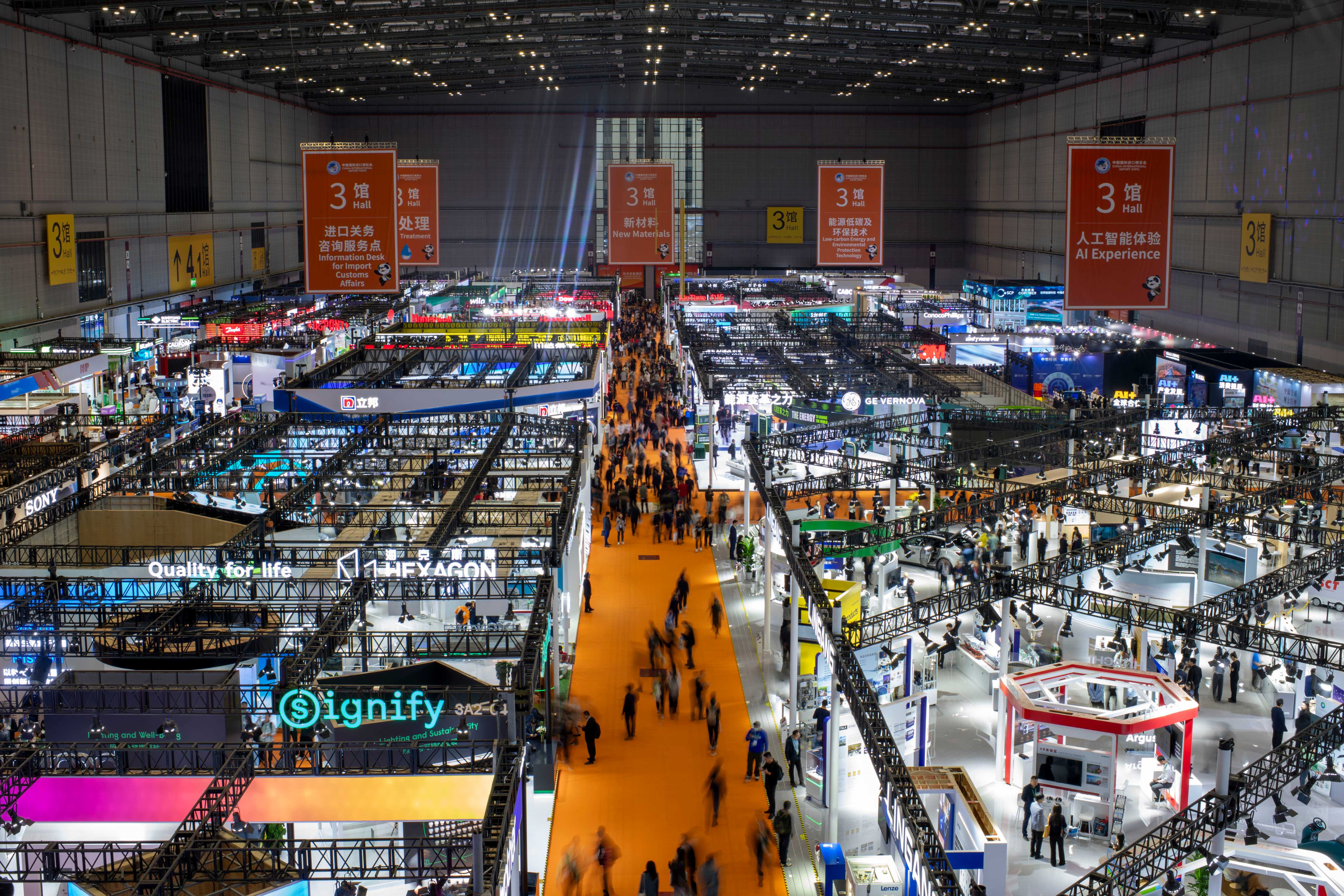 第八屆進博會技術裝備展區，參觀者絡繹不絕。人民網記者 翁奇羽攝