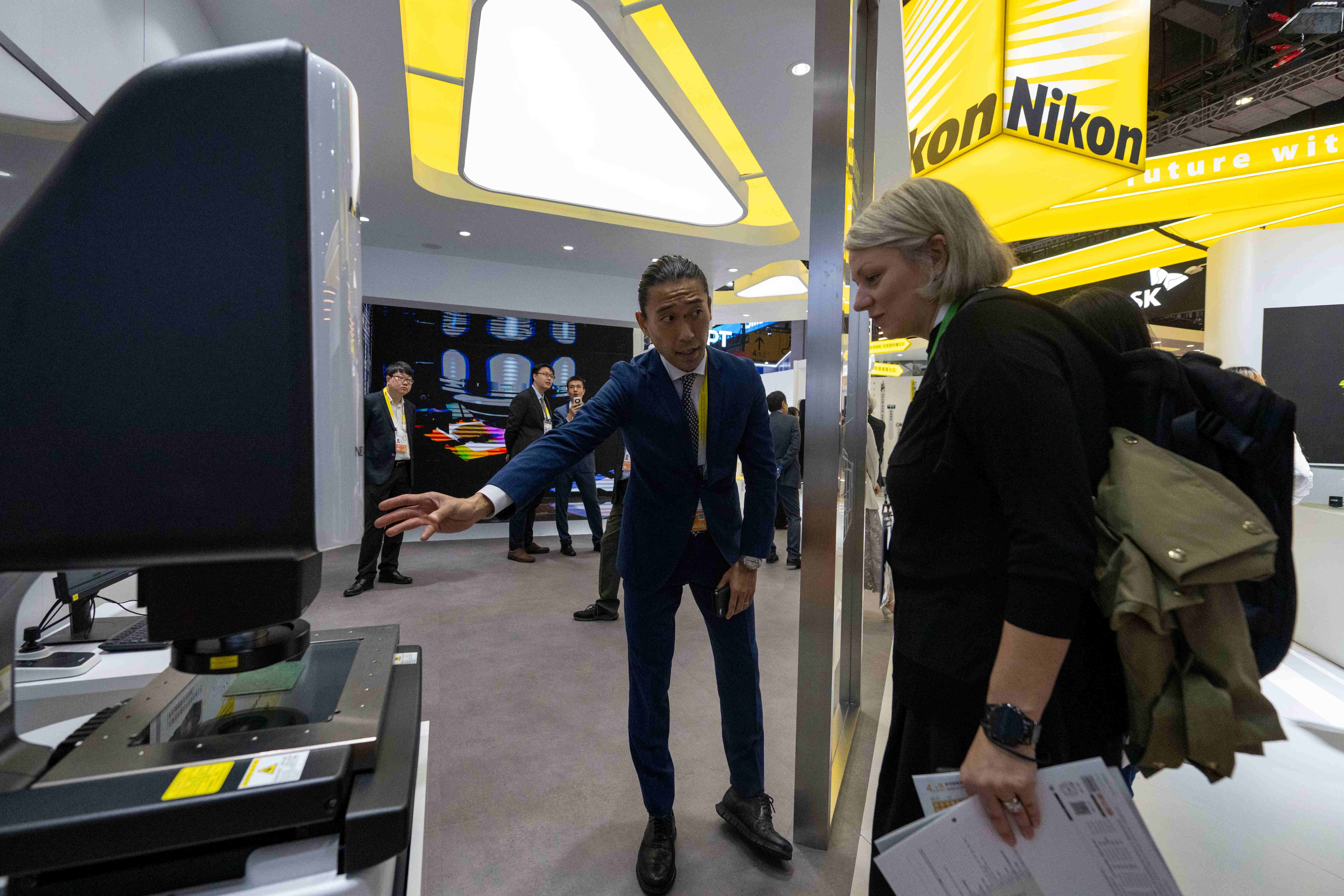 在第八屆進博會技術裝備展區,參觀者正在了解尼康影像測量儀。人民網記者 翁奇羽攝
