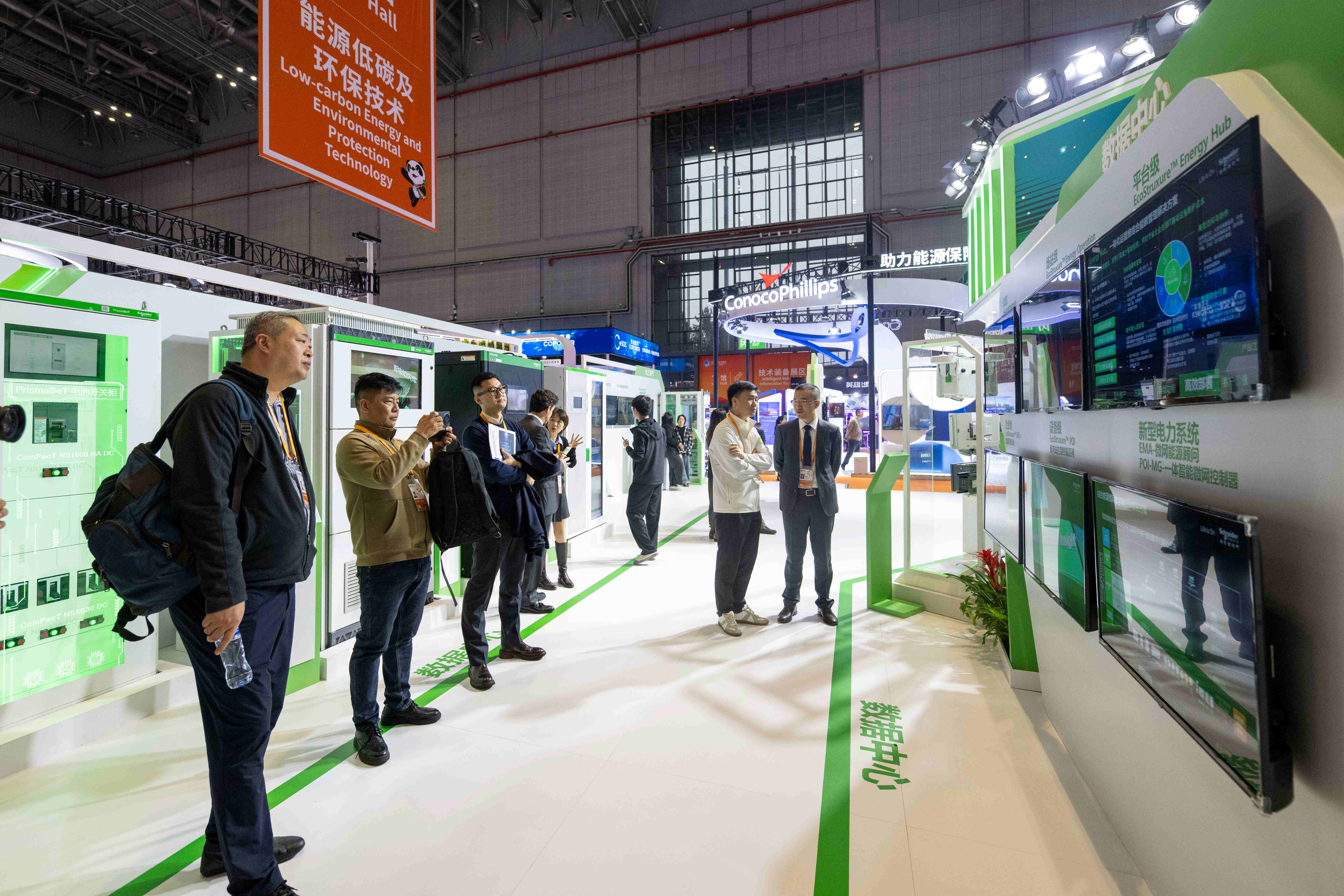 在第八屆進博會技術裝備展區,觀眾正在參觀施耐德電氣展台。人民網記者 翁奇羽攝